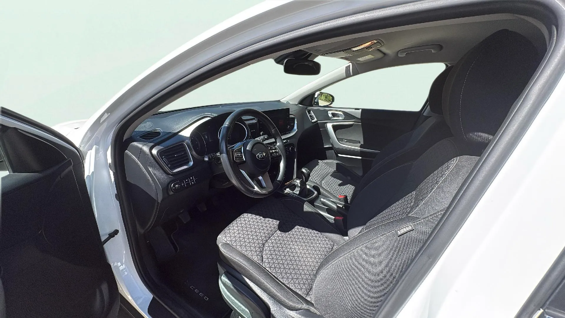 Kia XCeed 1.6 MHEV iMT Drive - foto 17
