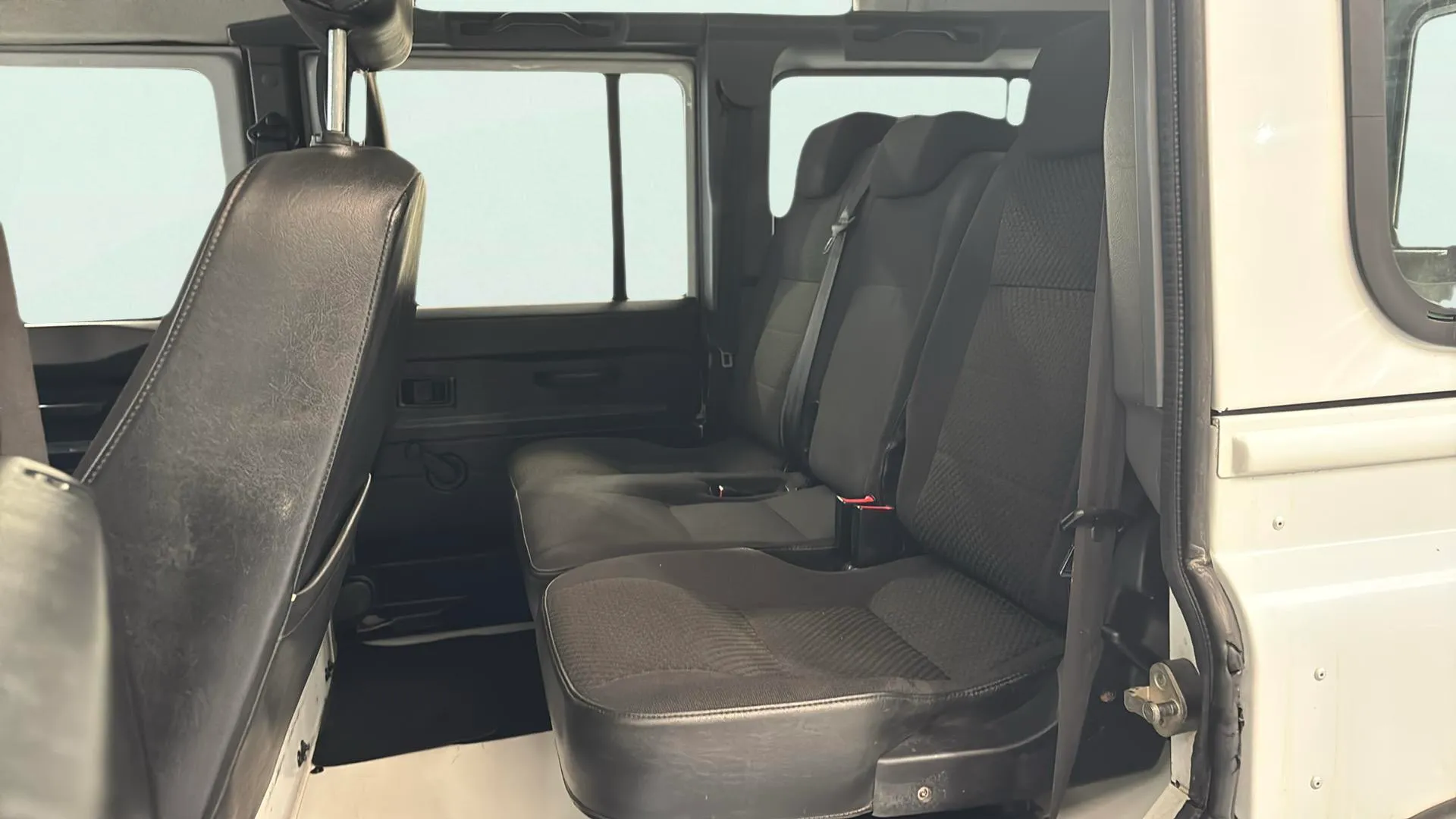 Land Rover Defender 110 SW E - foto 17
