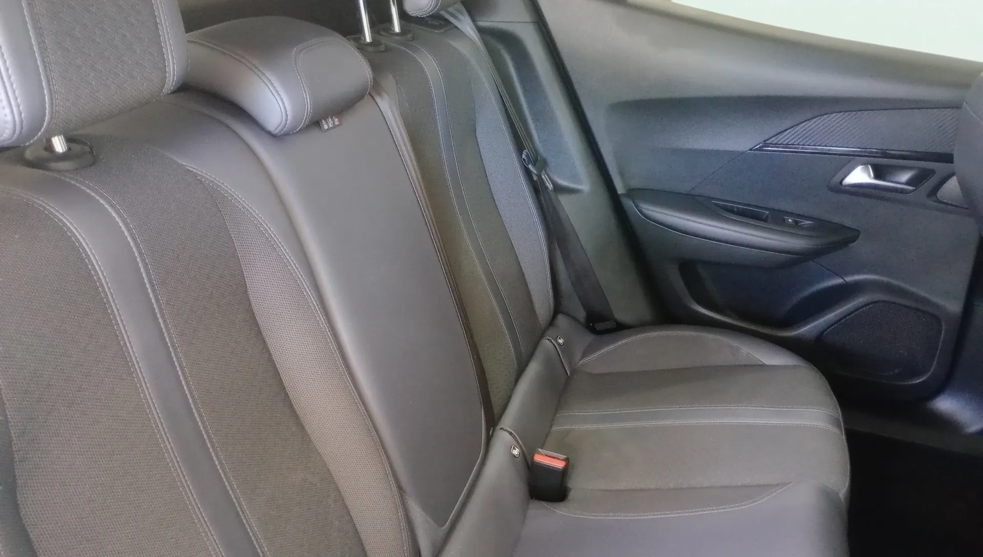 Peugeot 2008 Allure PureTech 130 BVM6 - foto 9