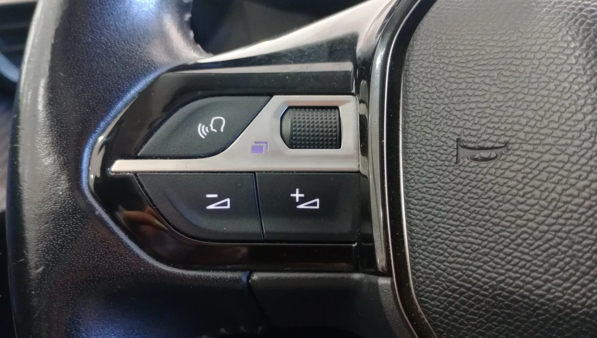 Peugeot 2008 Allure PureTech 130 BVM6 - foto 19