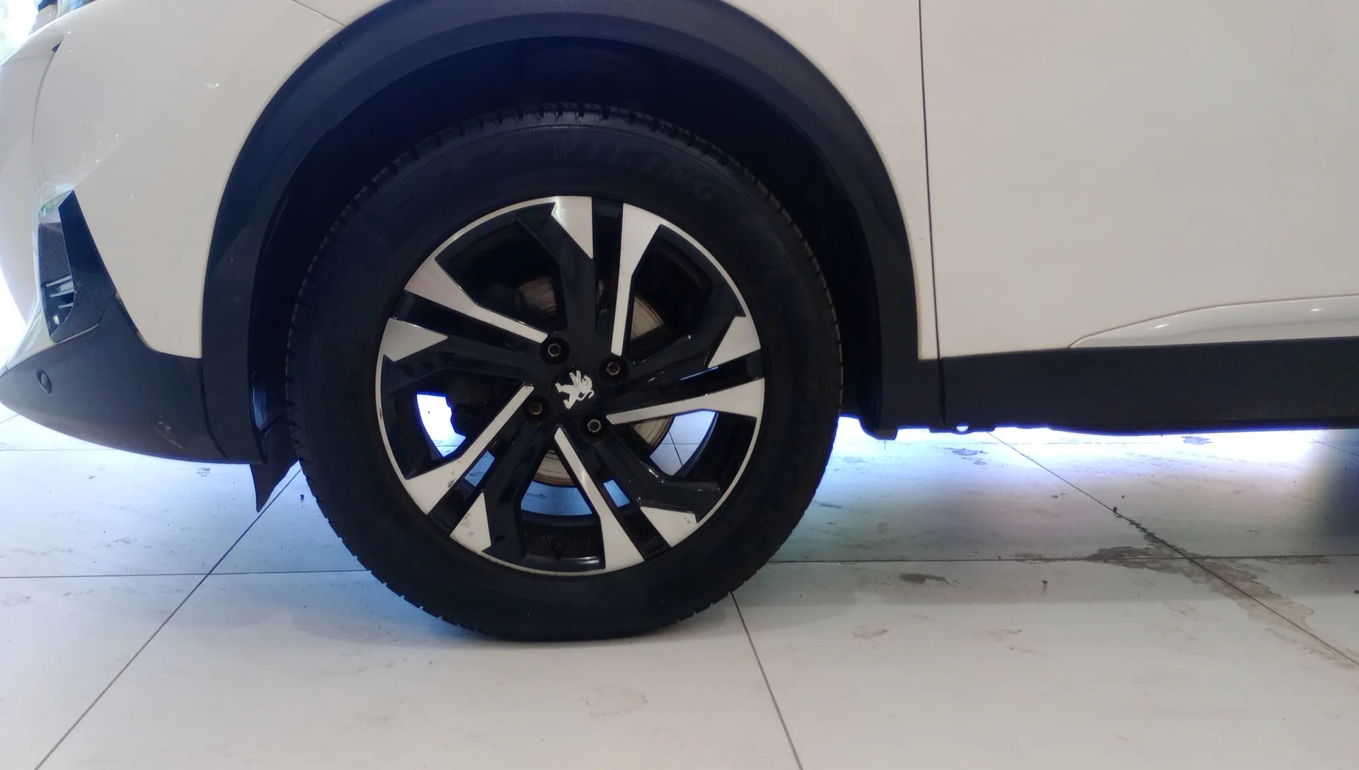 Peugeot 2008 Allure PureTech 130 BVM6 - foto 6
