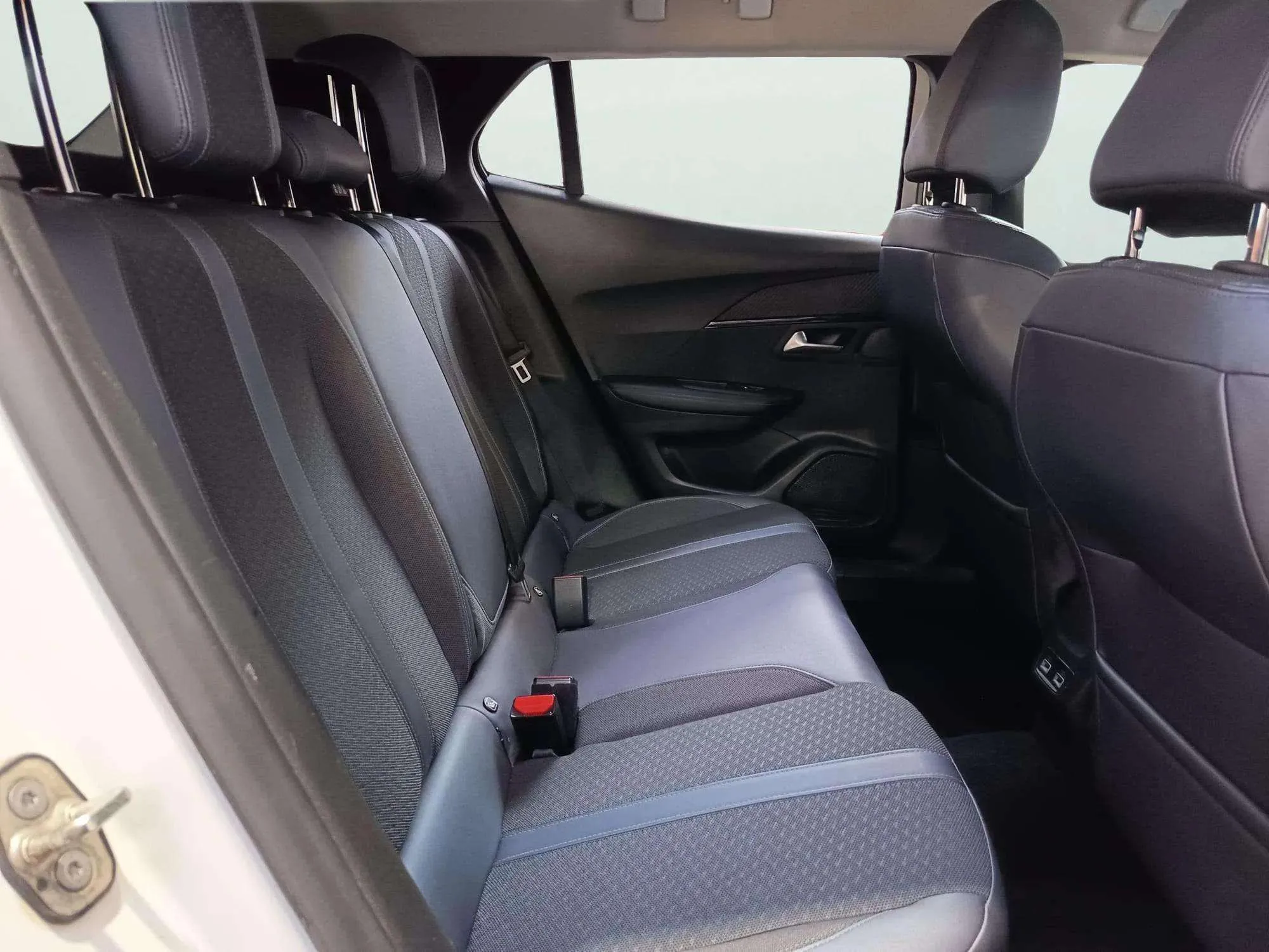 Peugeot 2008 Allure PureTech 130 BVM6 - foto 22