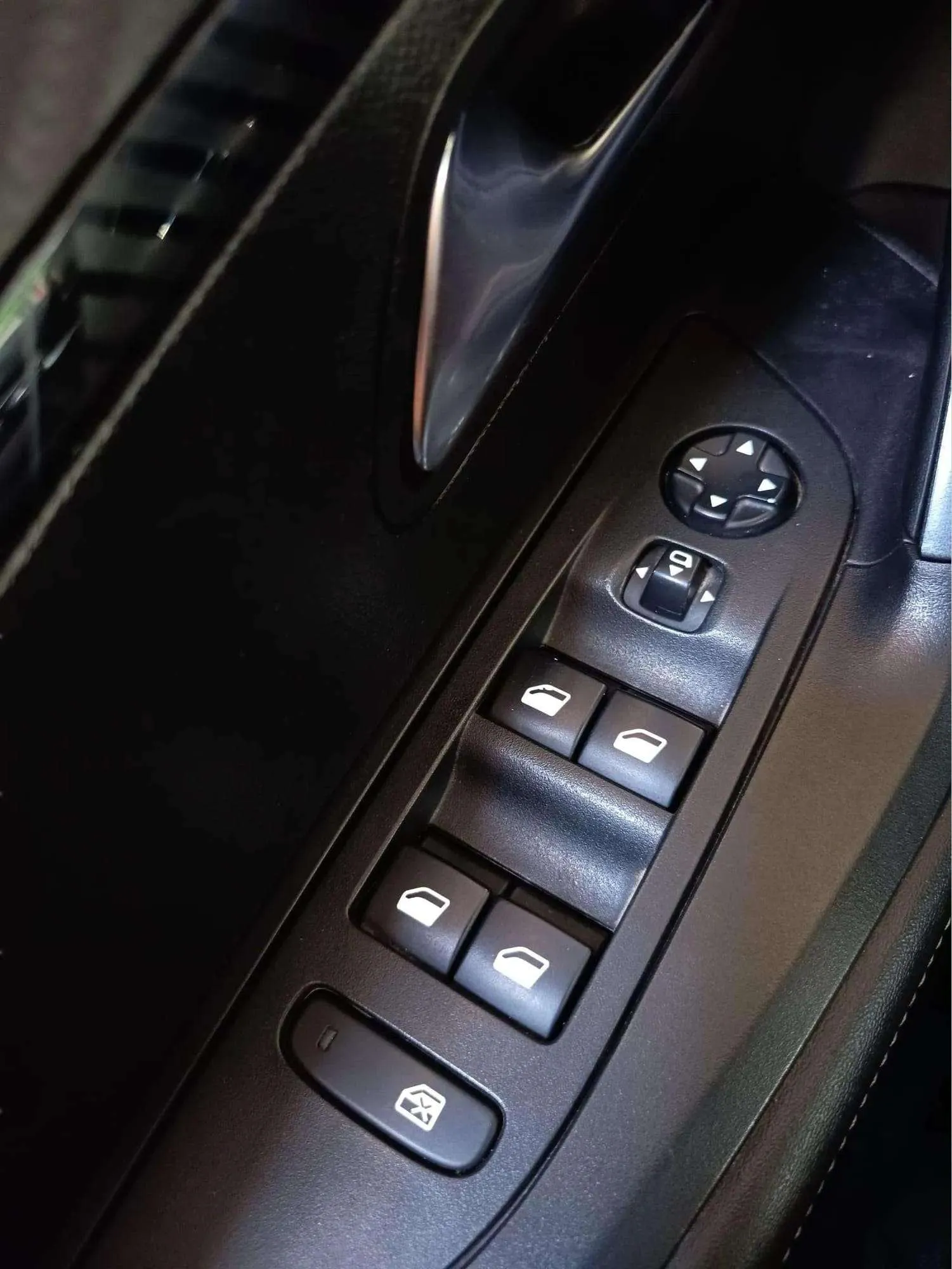 Peugeot 2008 Allure PureTech 130 BVM6 - foto 9
