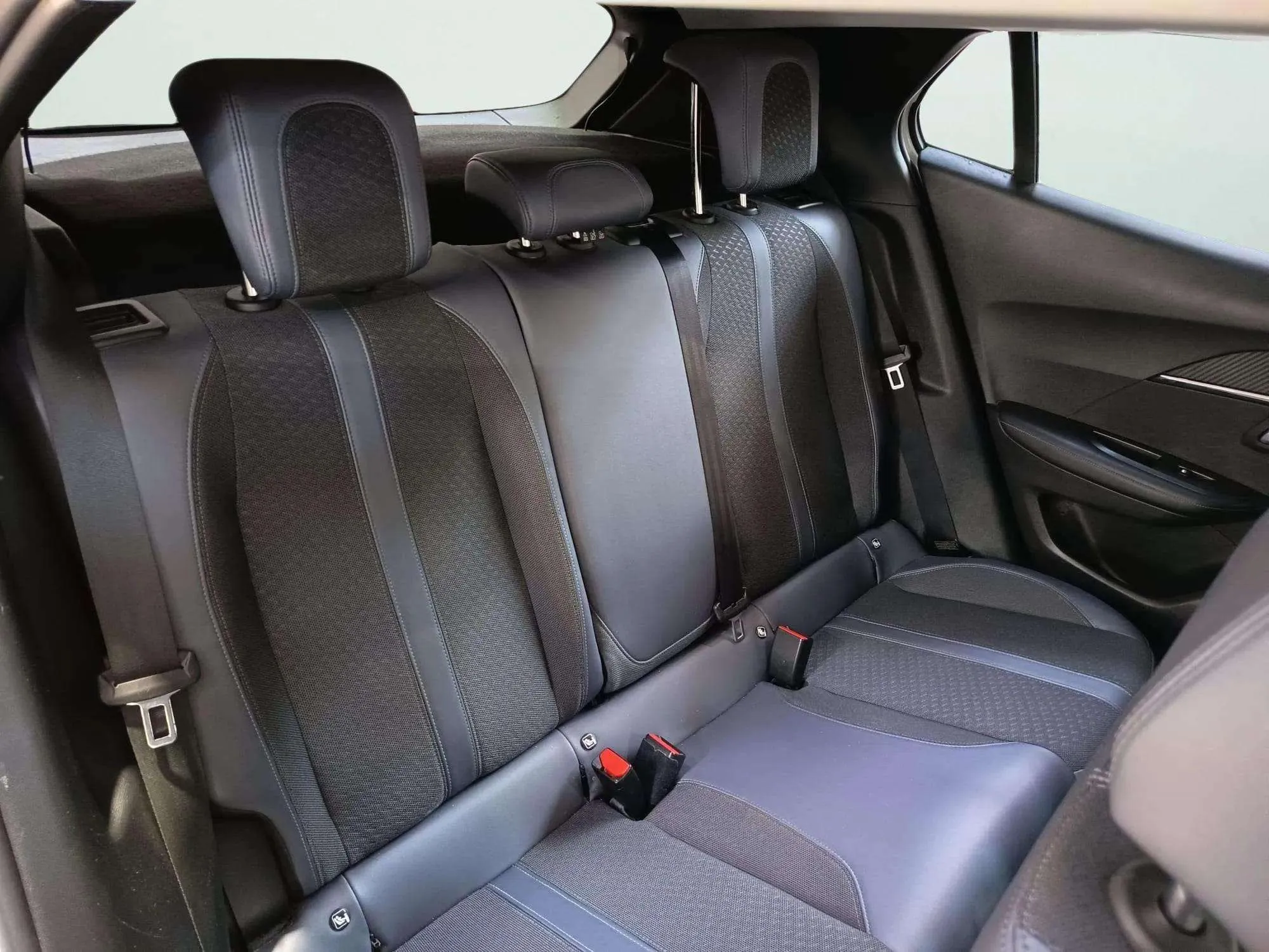 Peugeot 2008 Allure PureTech 130 BVM6 - foto 23
