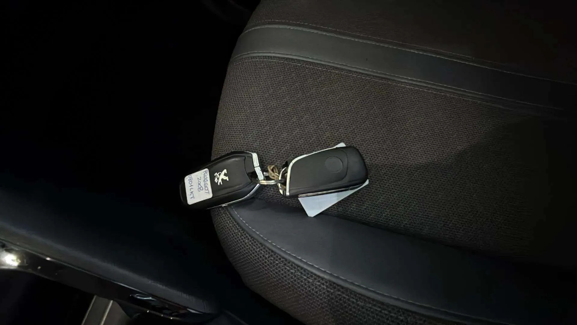 Peugeot 2008 Allure PureTech 130 BVM6 - foto 17