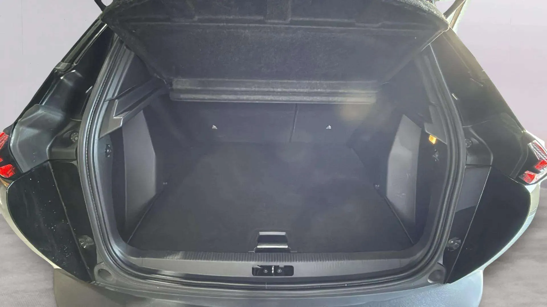 Peugeot 2008 Allure PureTech 130 BVM6 - foto 6