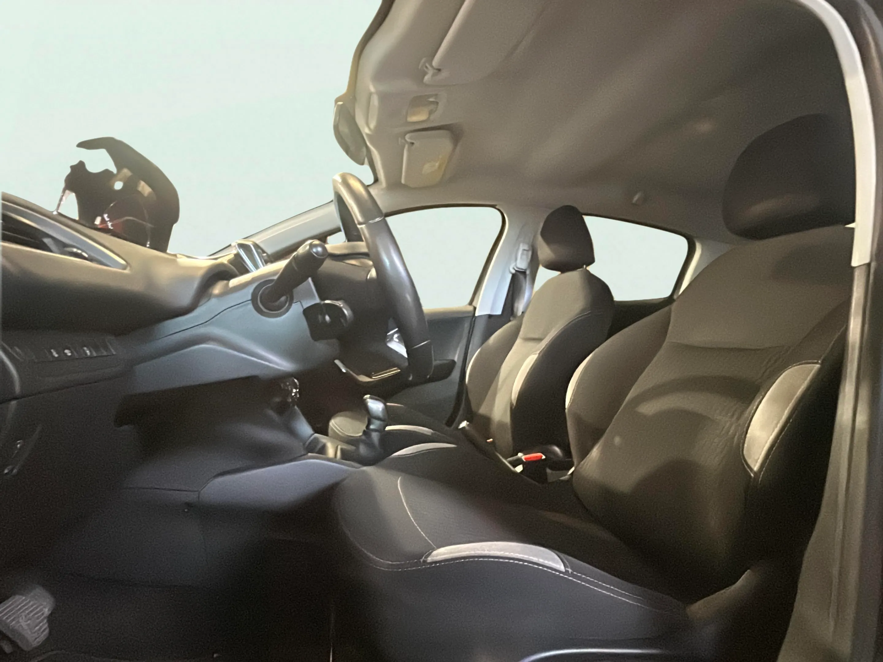 Peugeot 208 Allure 1.6 e-HDi 92 - foto 23