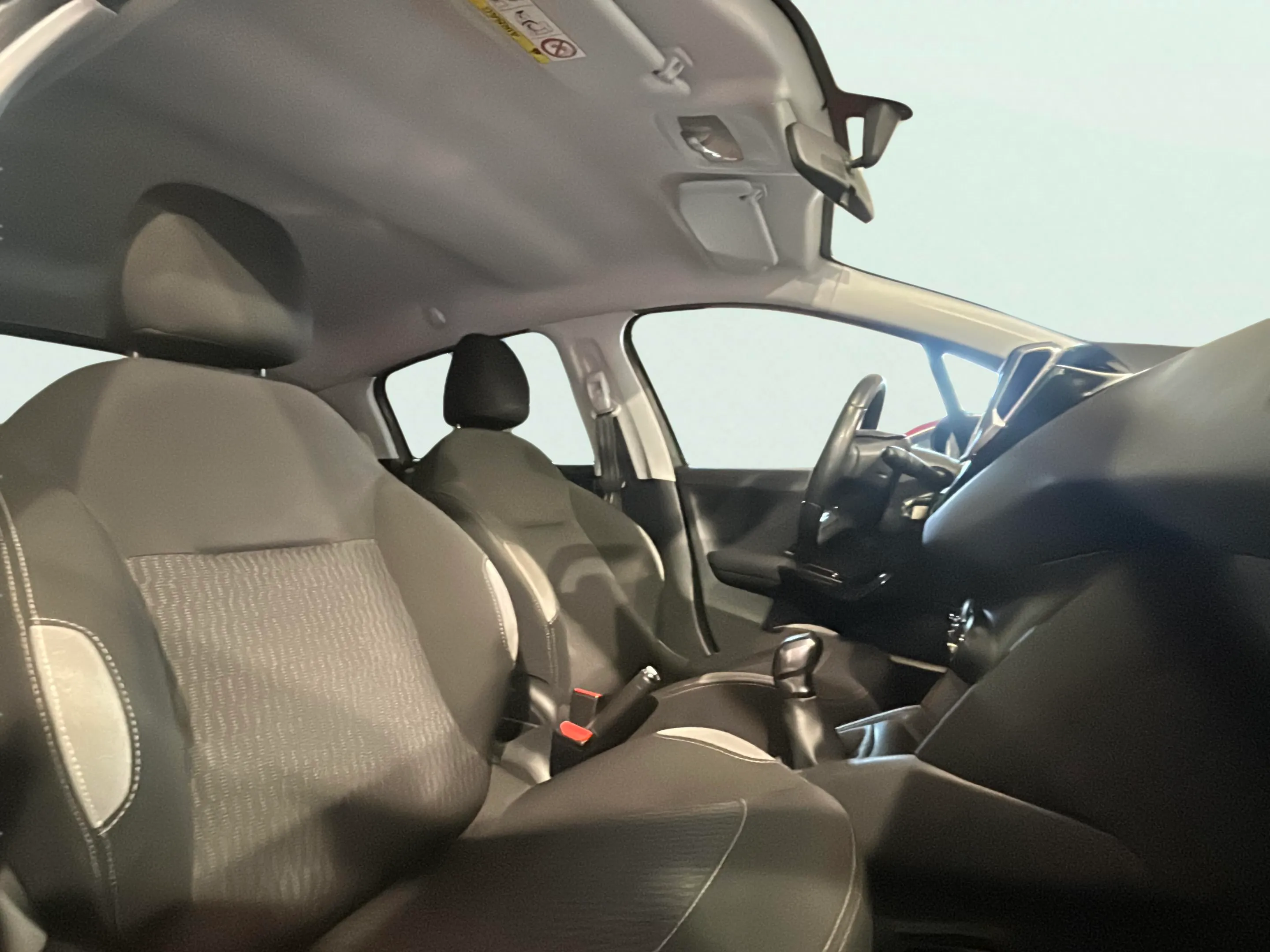 Peugeot 208 Allure 1.6 e-HDi 92 - foto 25
