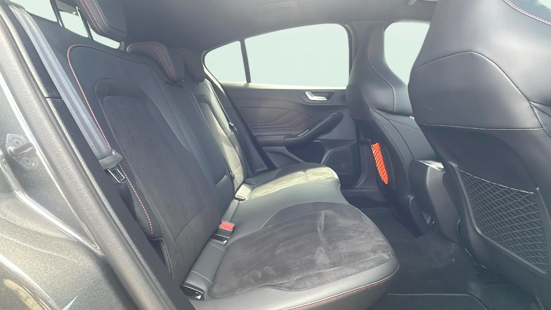Ford Focus ST 2.3 EcoBoost - foto 18