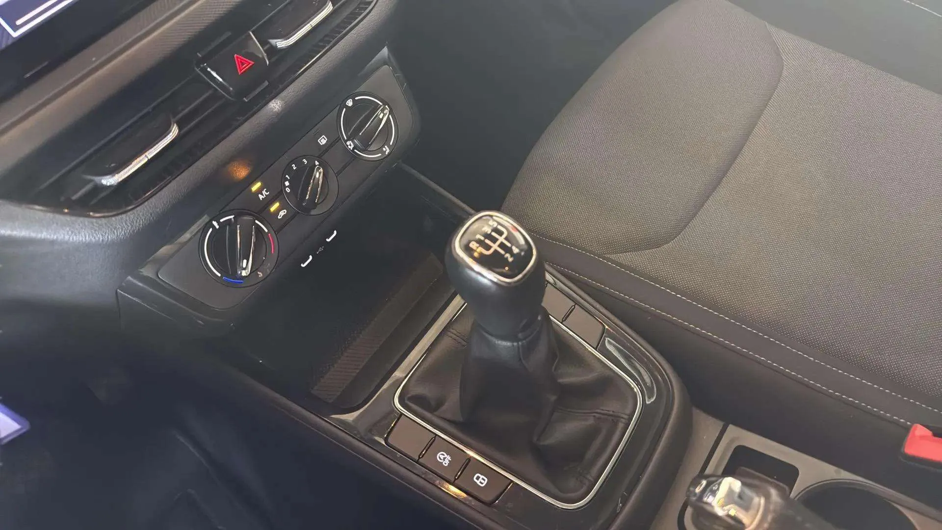 Škoda Fabia 1.0 TSI Ambition - foto 24