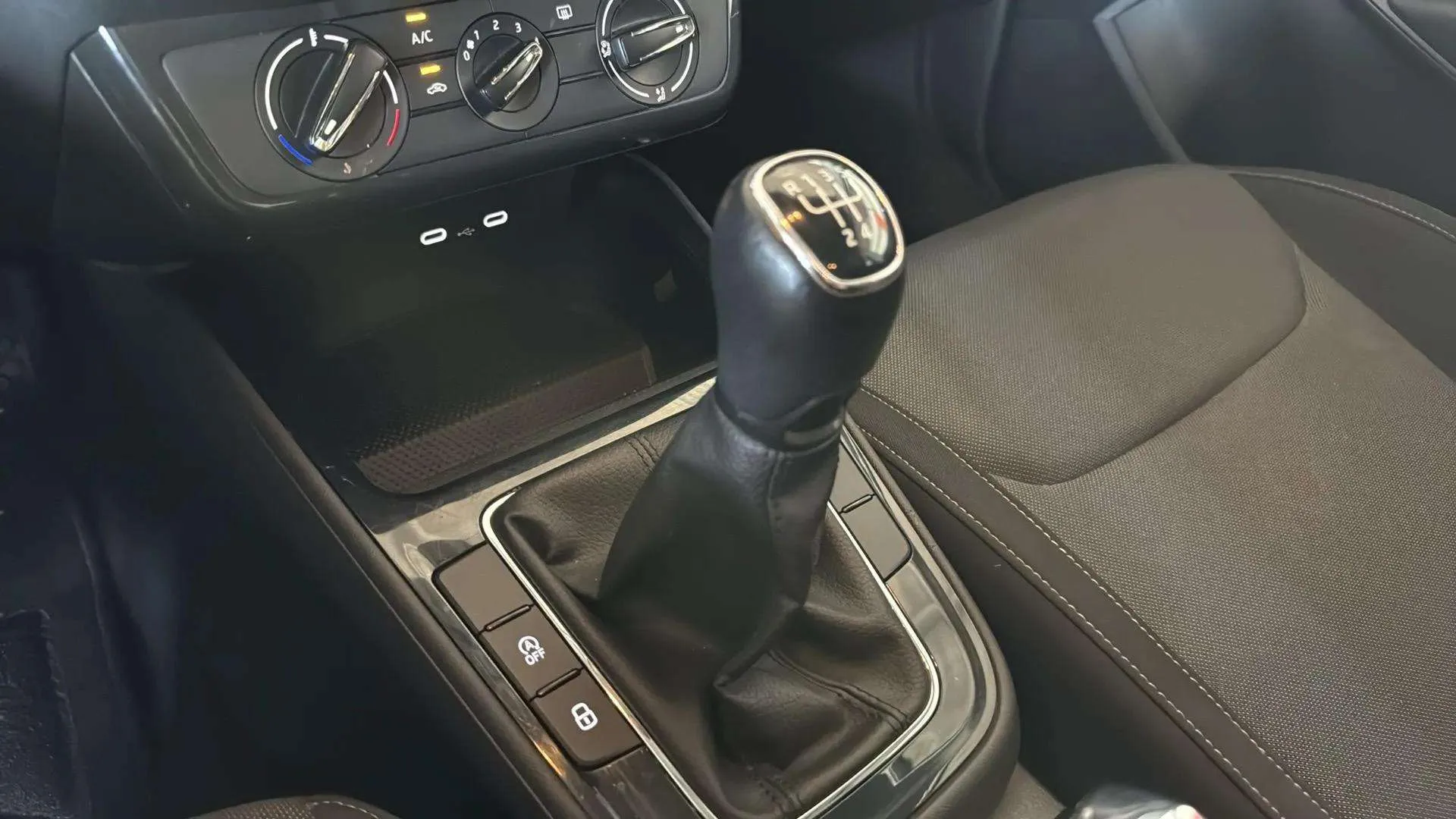 Škoda Fabia 1.0 TSI Ambition - foto 27