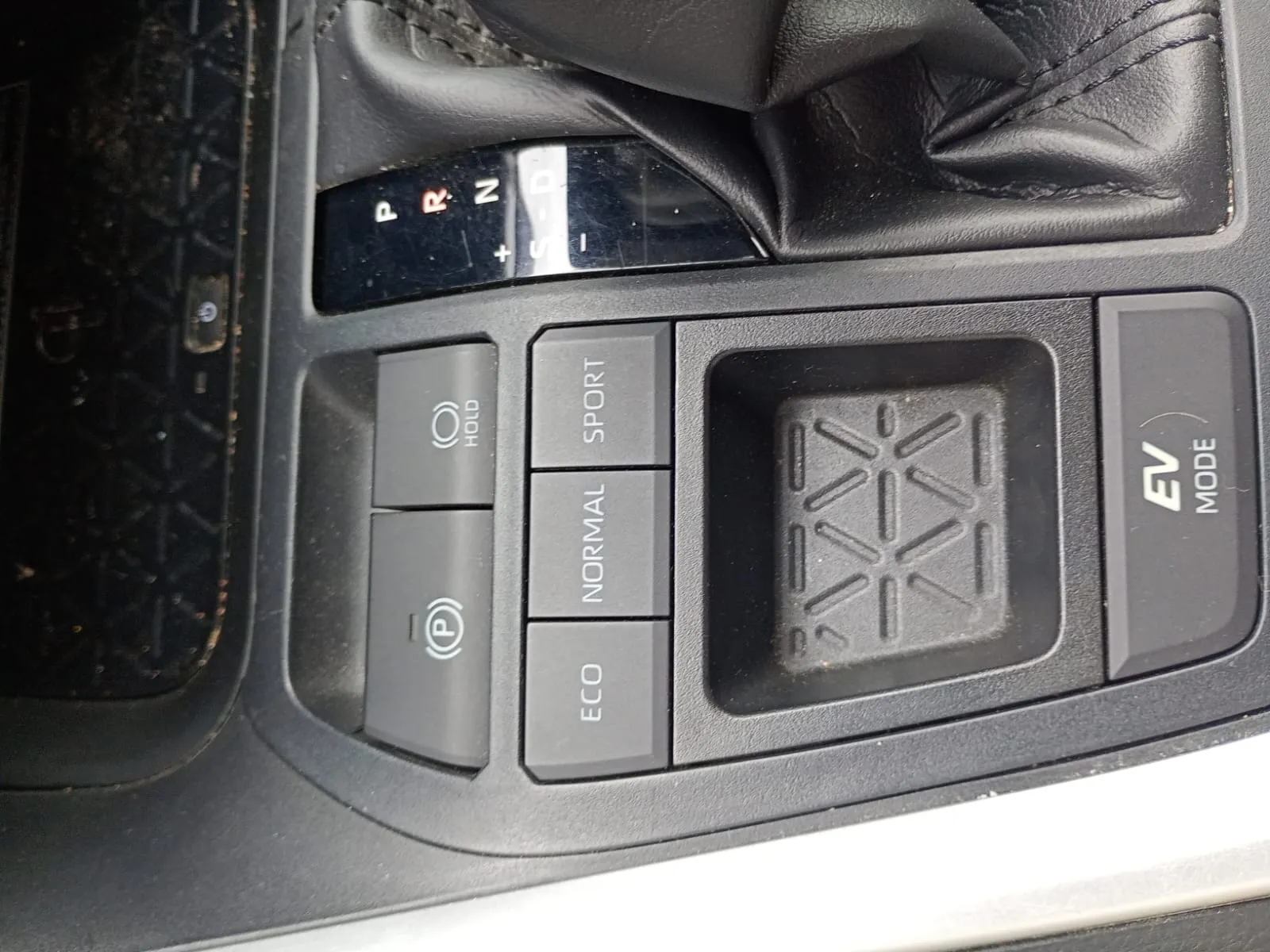 Toyota RAV4 2.5l 220H Advance - foto 15