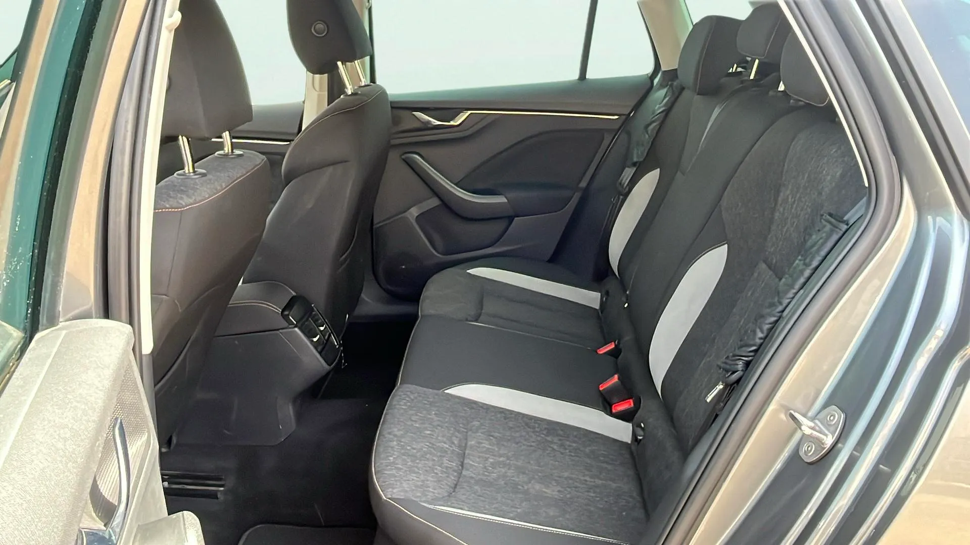 Škoda Kamiq 1.0 TSI DSG Sport - foto 20