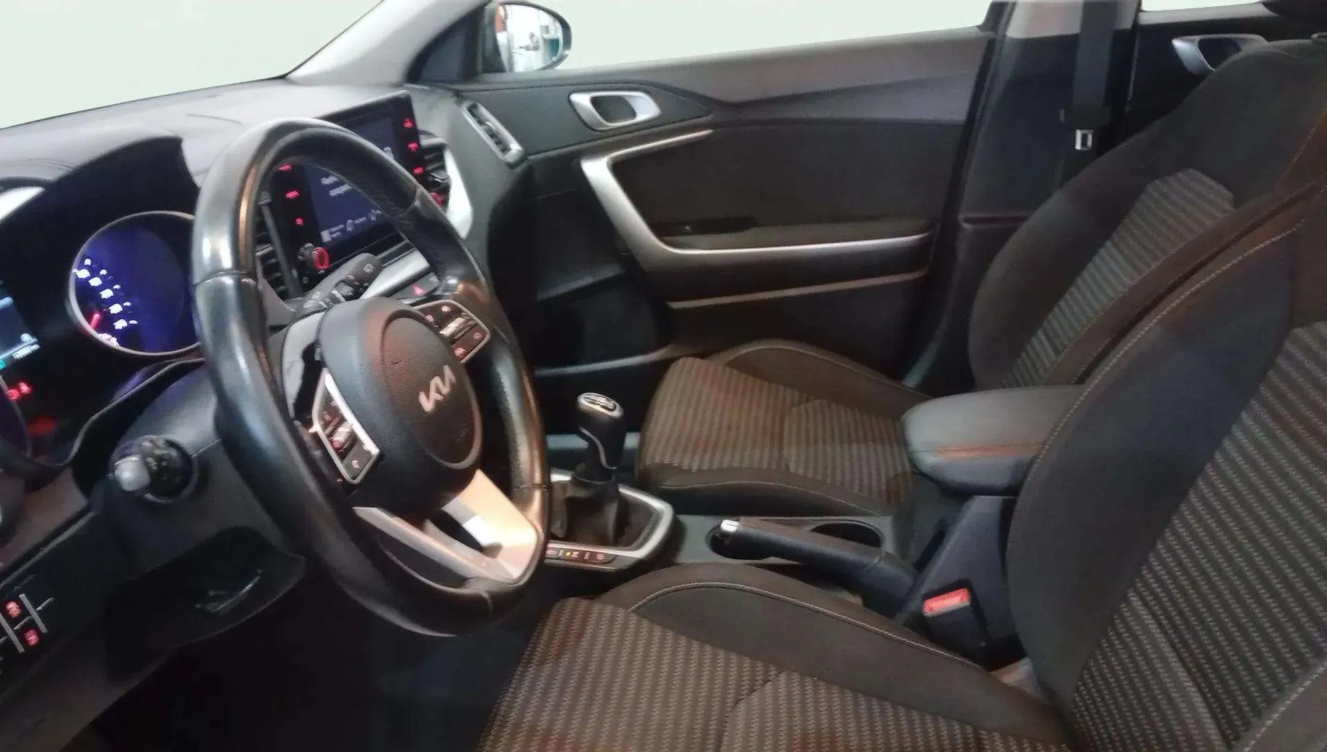 Kia Ceed 1.6 MHEV iMT Drive - foto 9