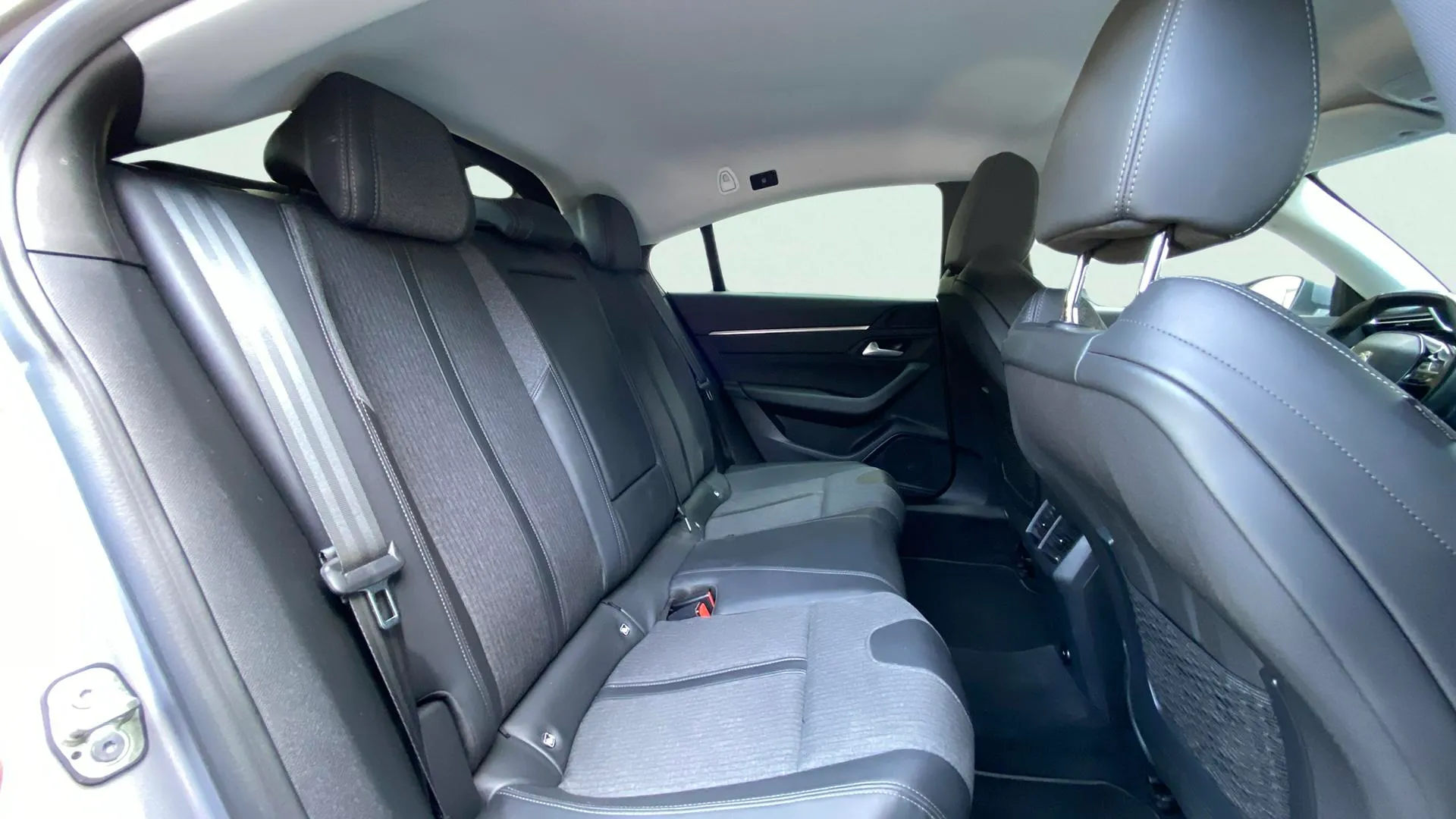Peugeot 508 Allure BlueHDi 130 EAT8 - foto 12