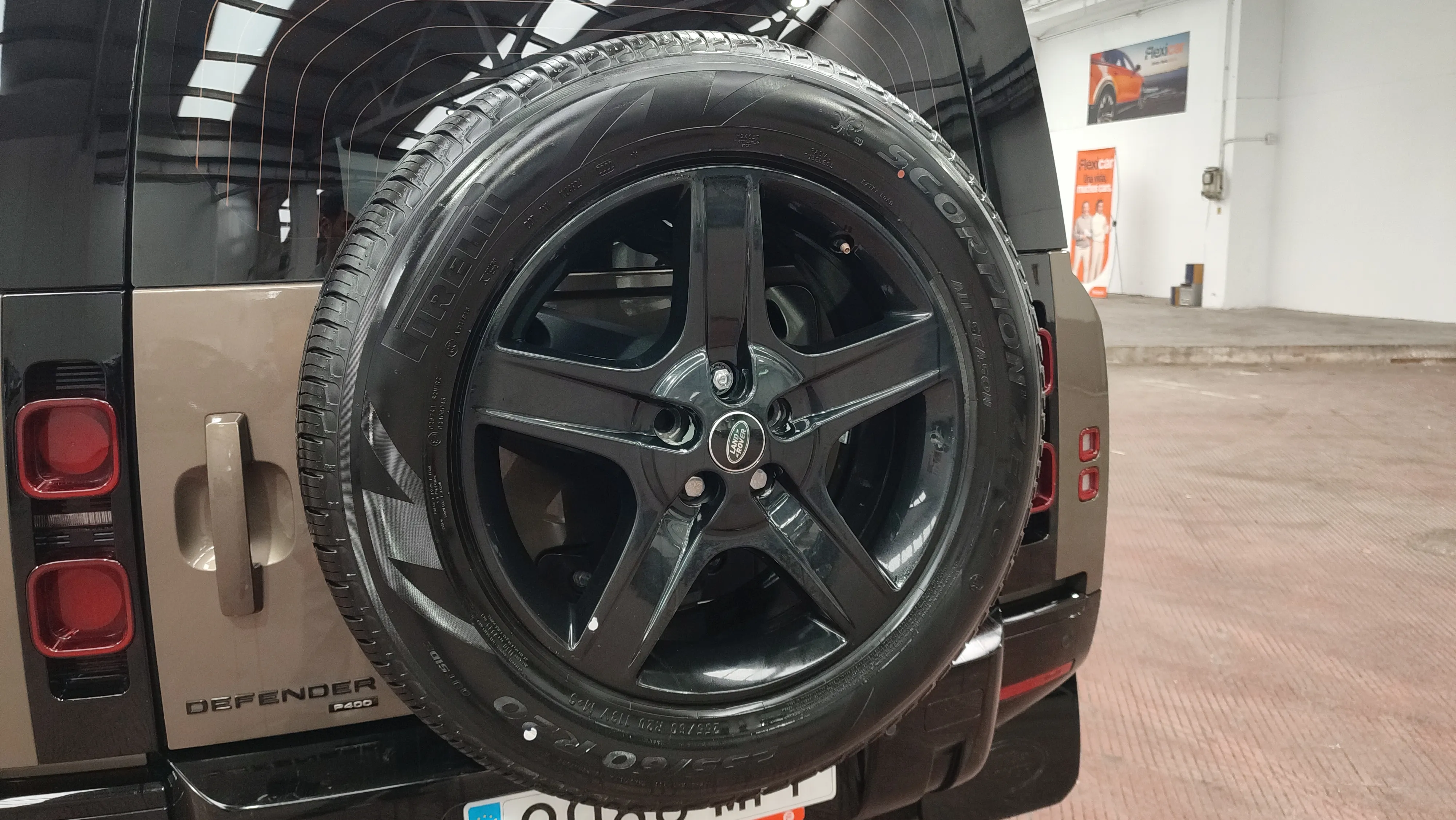 Land Rover Defender 3.0 P400 I6 X 110 4WD MHEV - foto 31