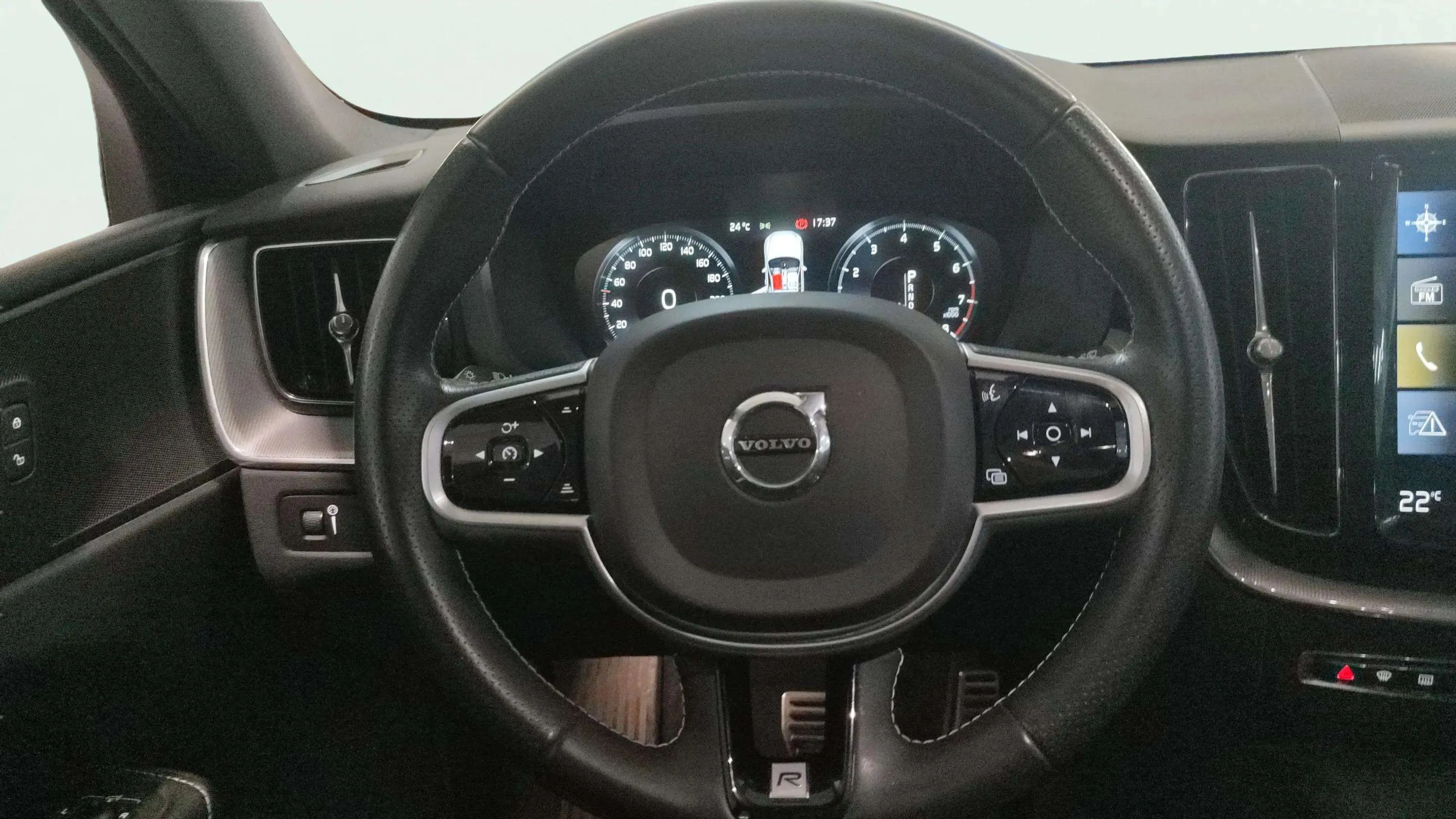 Volvo XC60 2.0 T4 R-Design - foto 10