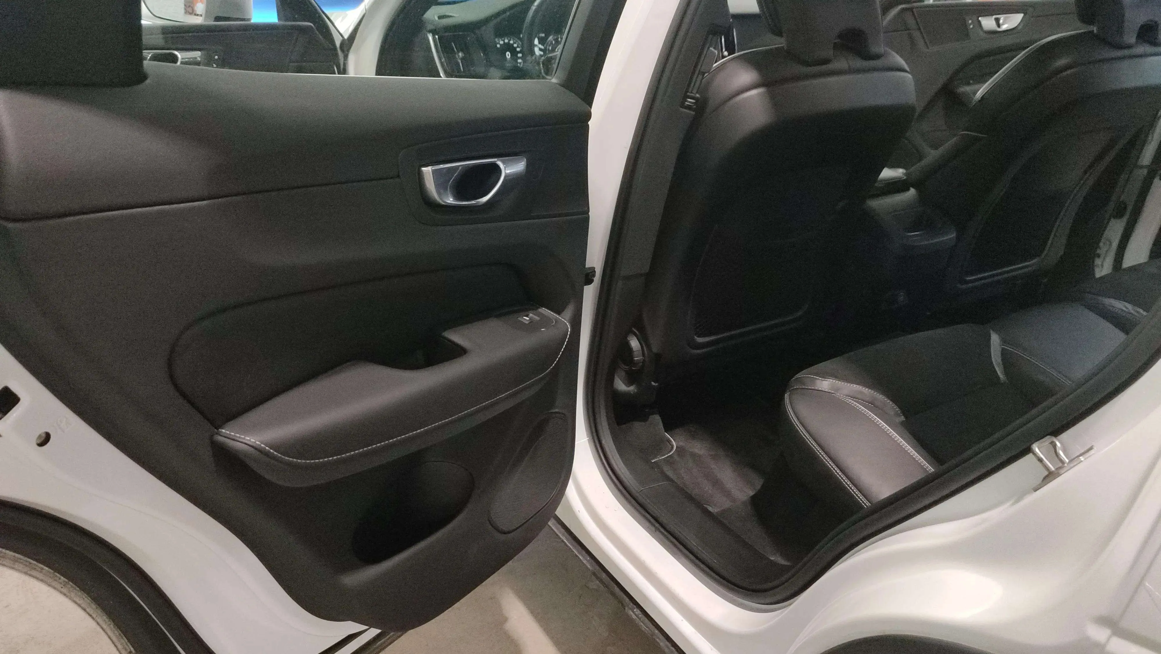 Volvo XC60 2.0 T4 R-Design - foto 15