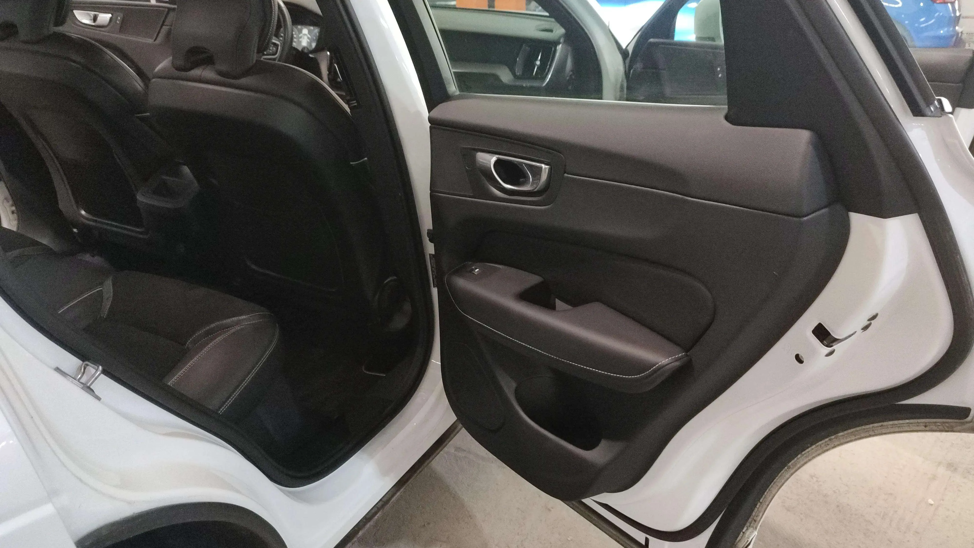 Volvo XC60 2.0 T4 R-Design - foto 5