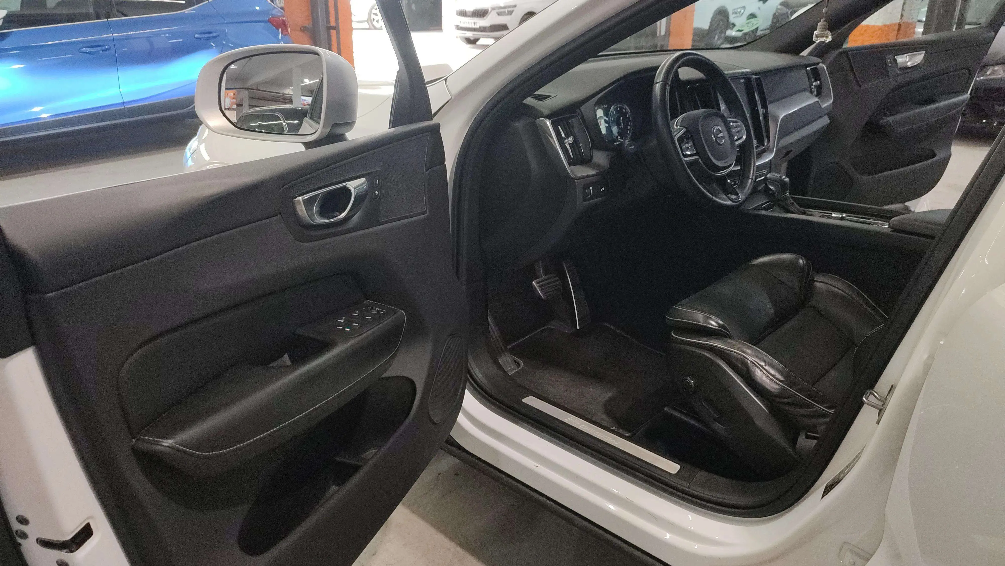 Volvo XC60 2.0 T4 R-Design - foto 16