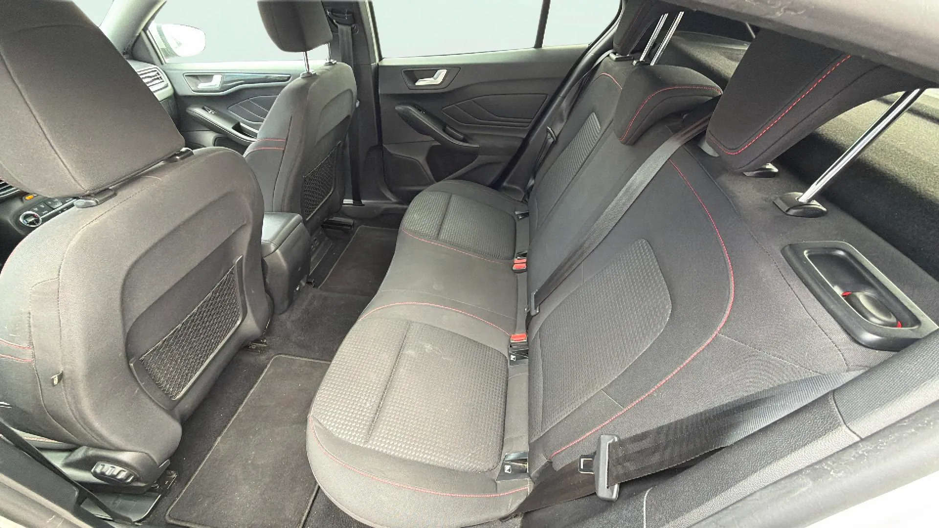 Ford Focus 1.0 EcoBoost MHEV ST-Line - foto 18