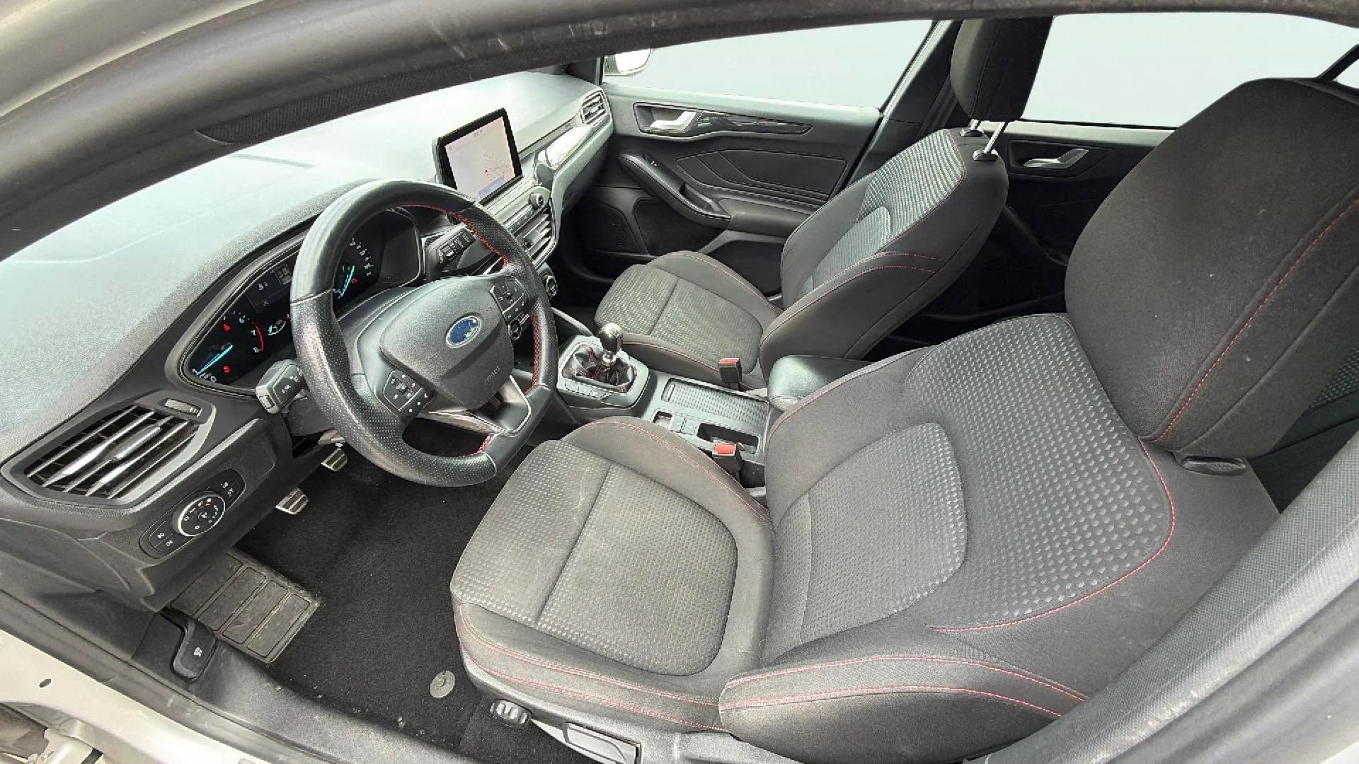 Ford Focus 1.0 EcoBoost MHEV ST-Line - foto 9