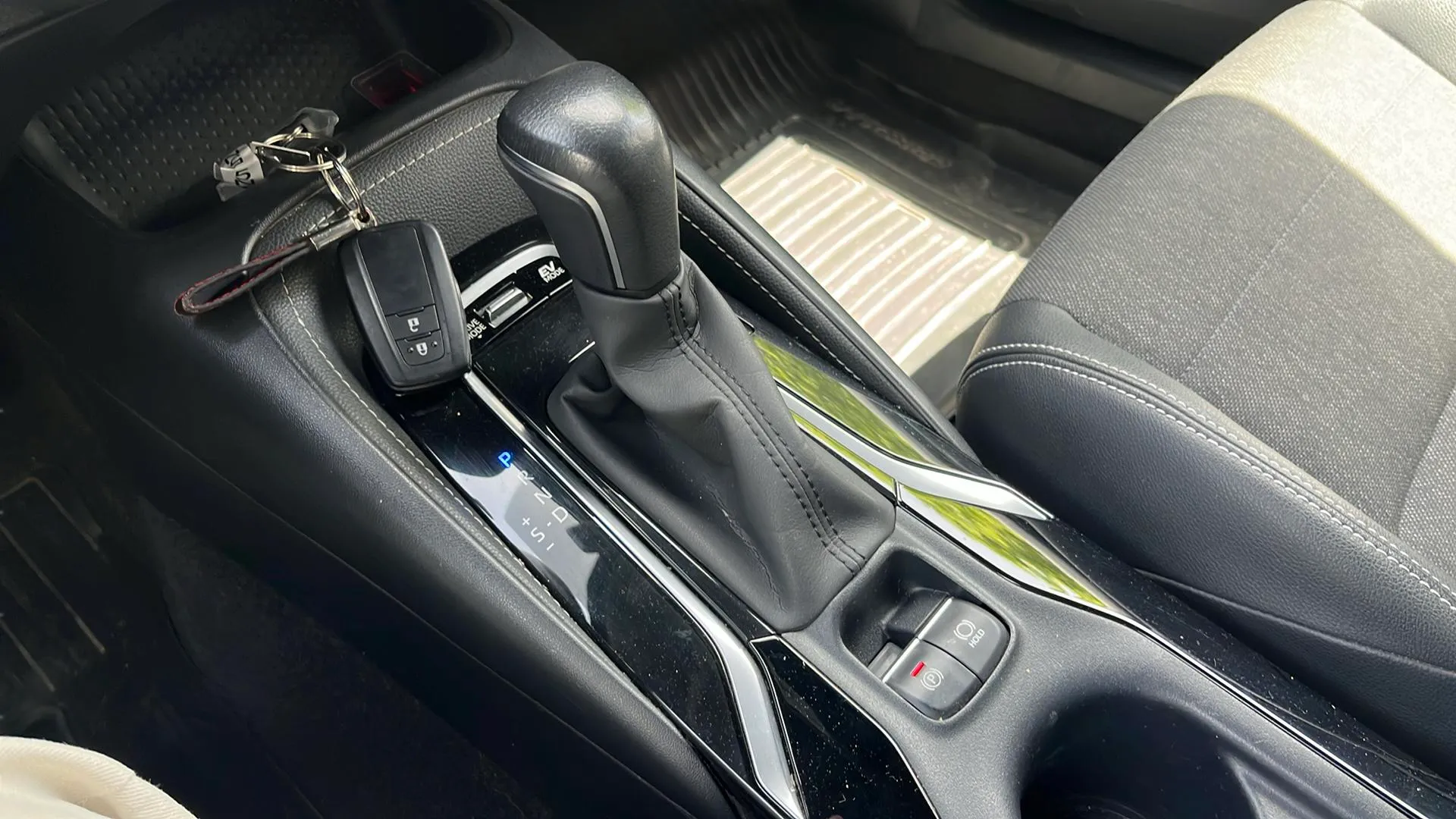 Toyota Corolla 2.0 180H Style E-CVT Touring Sport - foto 17