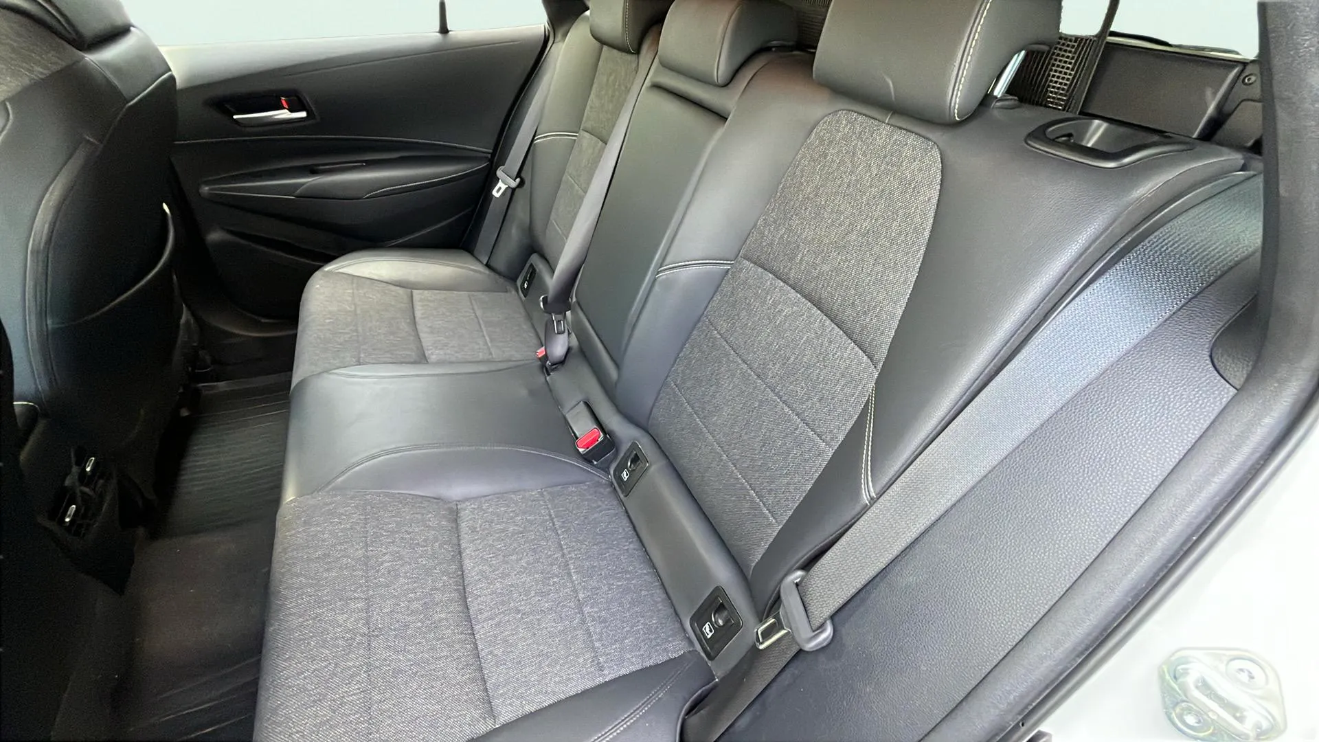 Toyota Corolla 2.0 180H Style E-CVT Touring Sport - foto 20