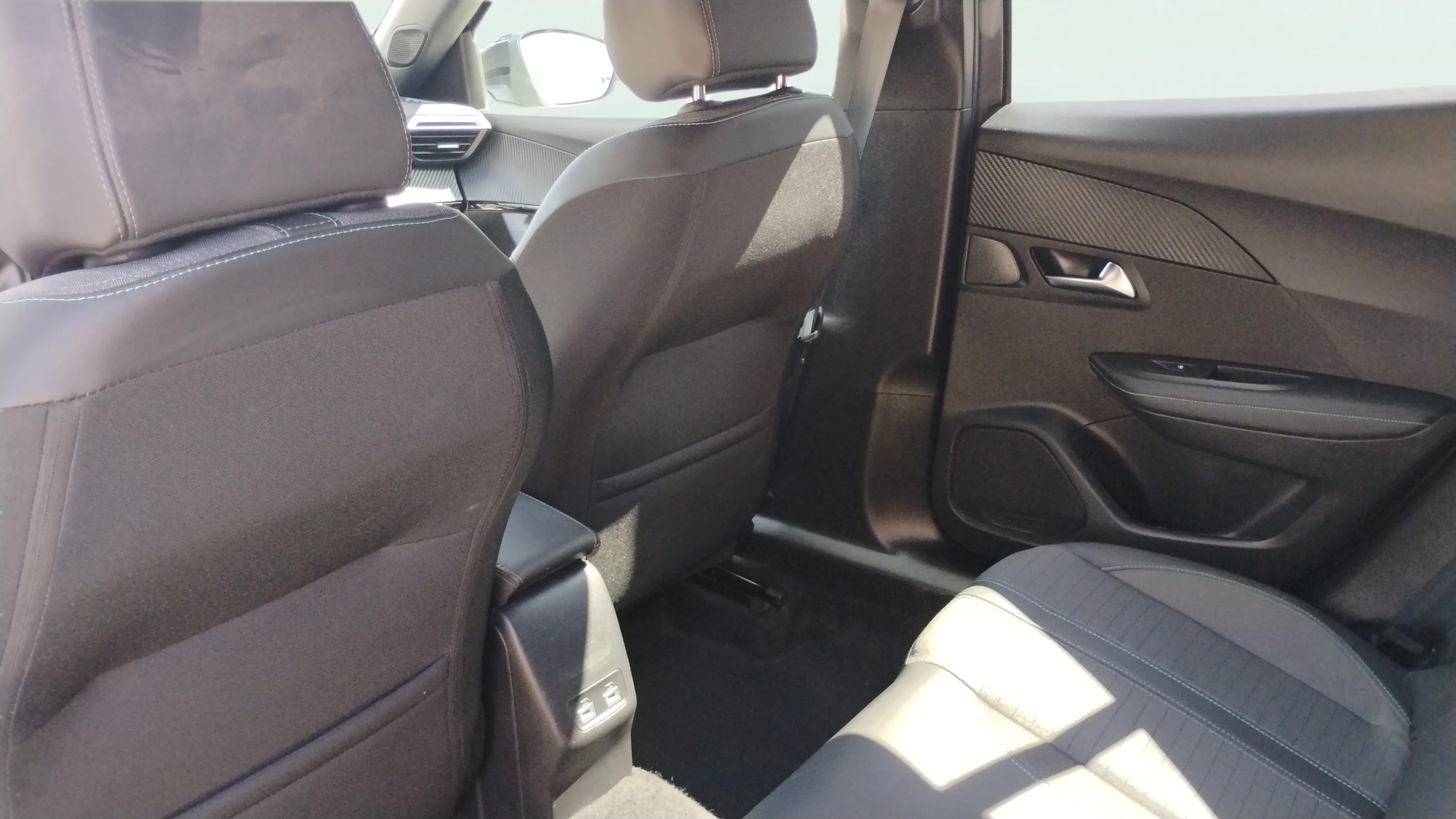 Peugeot 2008 Allure PureTech 130 EAT8 - foto 12