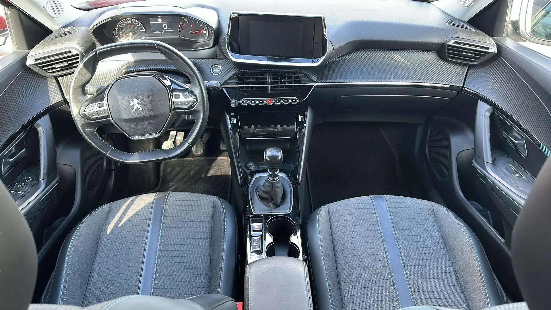 Peugeot 2008 Allure PureTech 130 BVM6 - foto 10