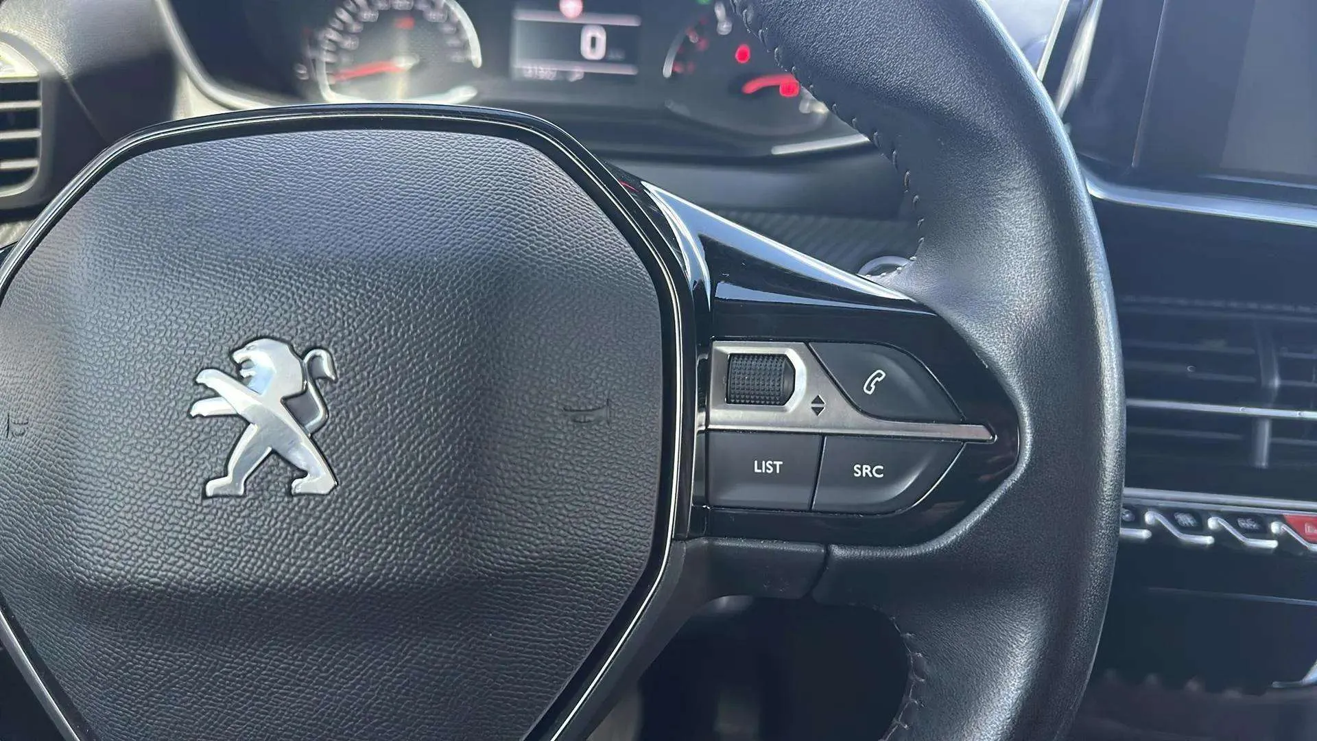 Peugeot 2008 Allure PureTech 130 BVM6 - foto 13