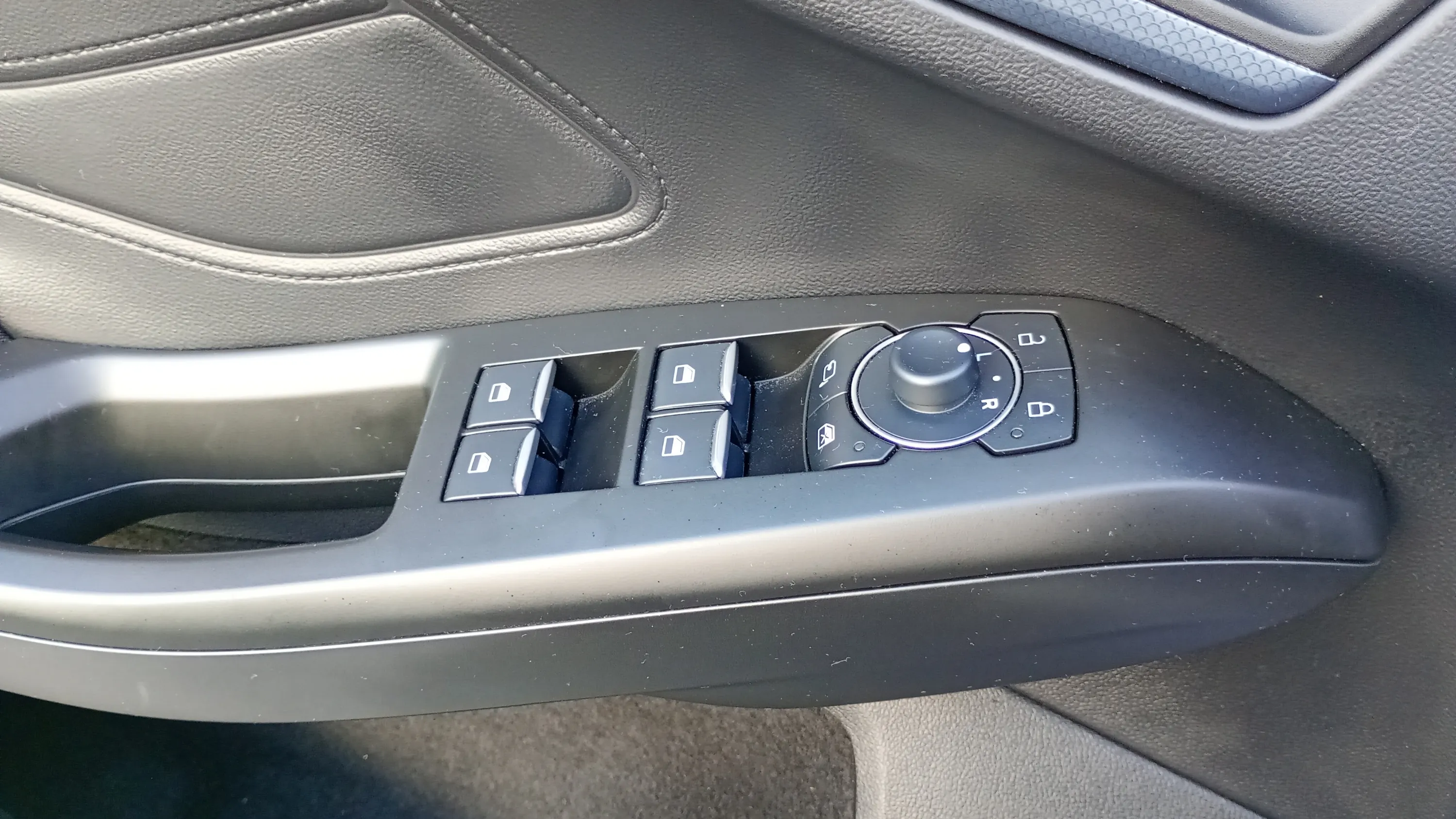 Ford Focus 1.0 EcoBoost MHEV ST-Line - foto 13
