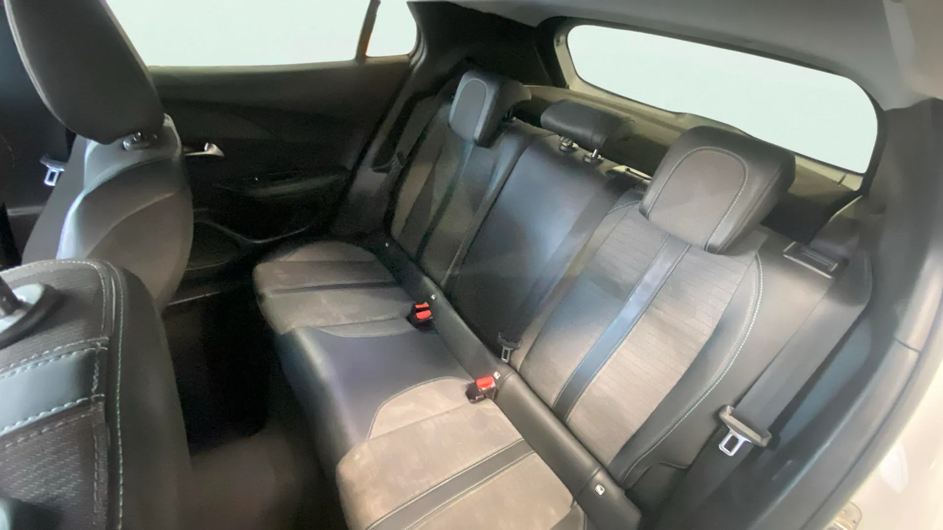 Peugeot 2008 Allure Pack PureTech 130 - foto 19