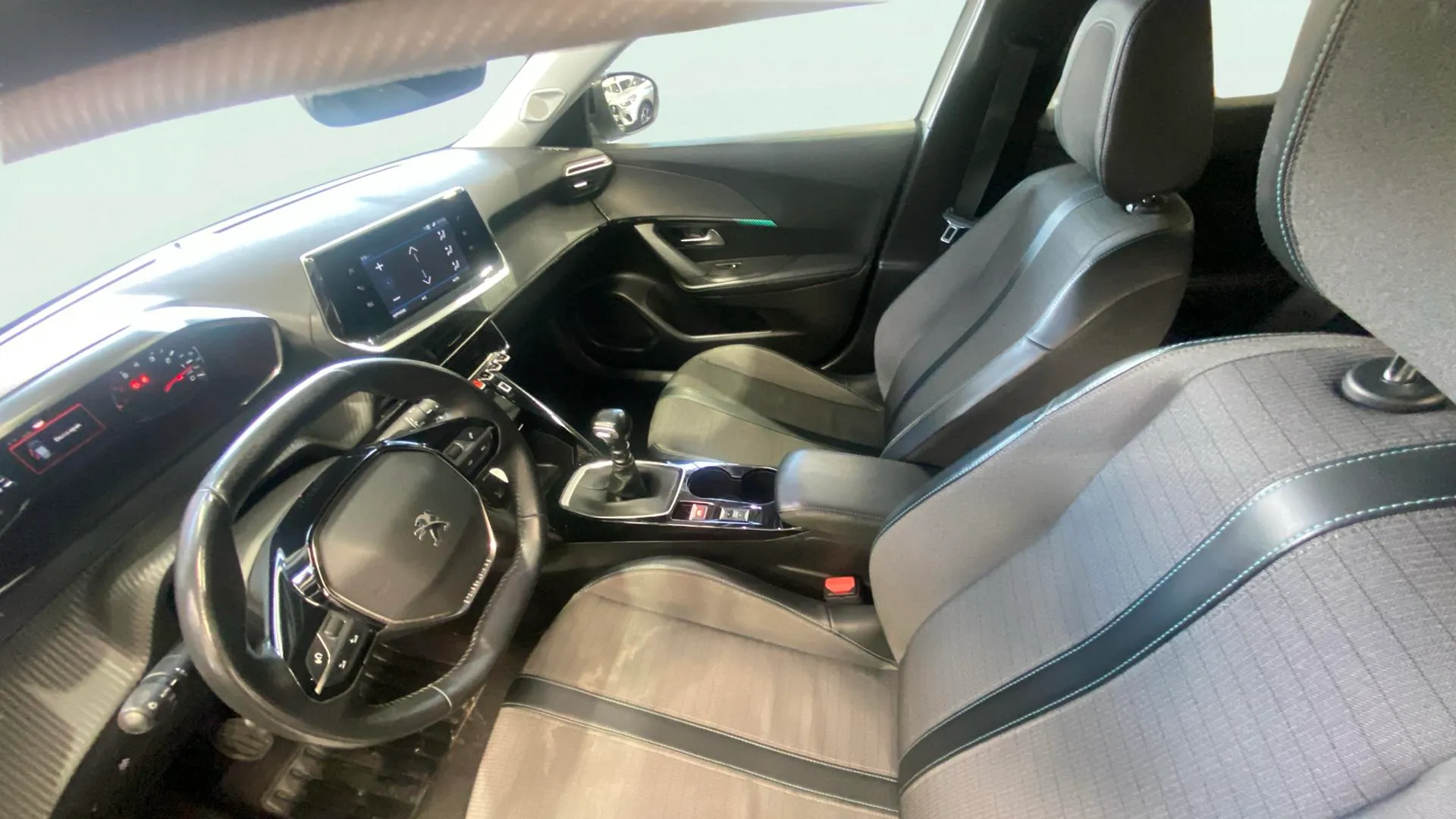 Peugeot 2008 Allure Pack PureTech 130 - foto 9
