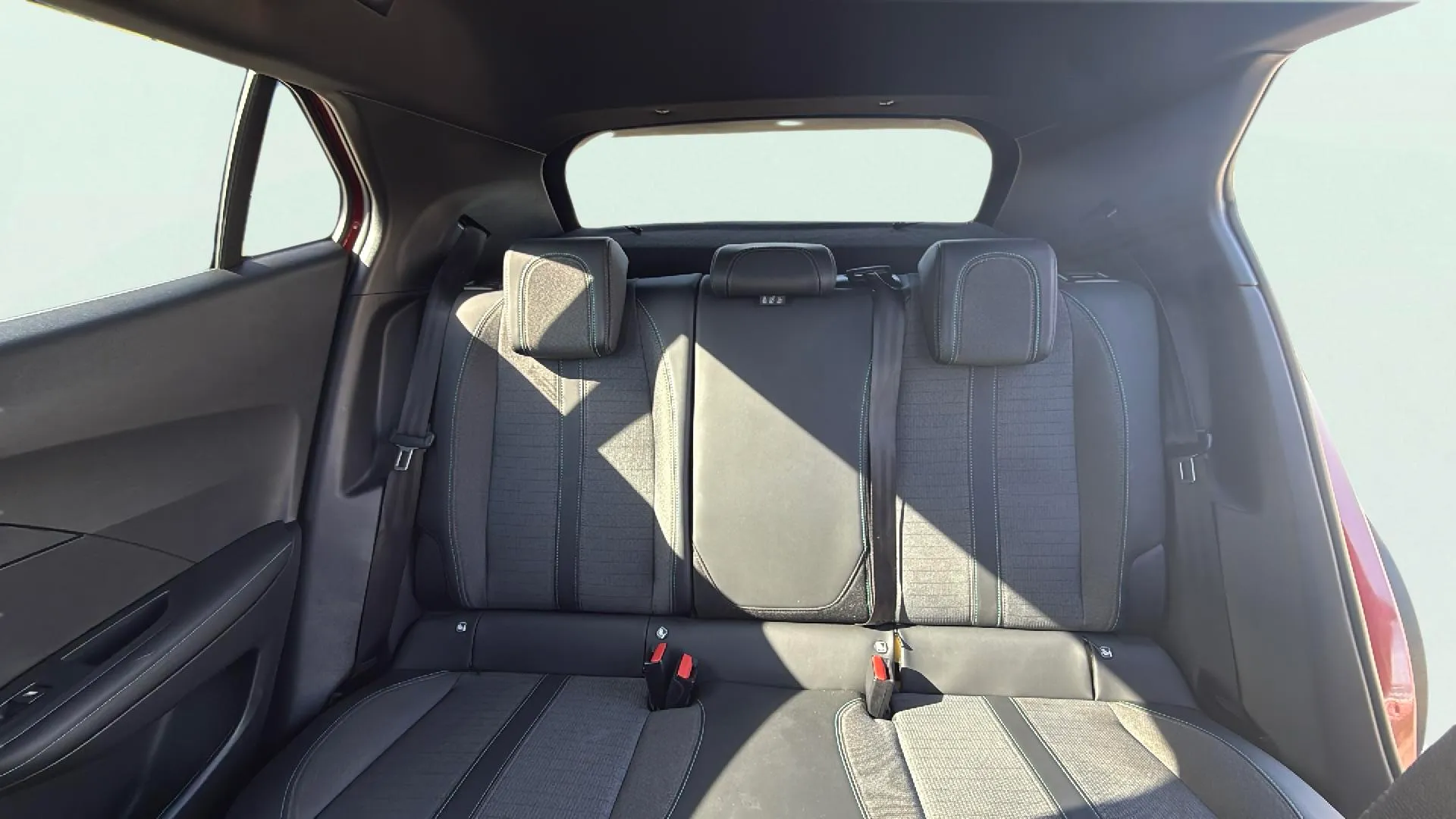Peugeot 2008 Allure Pack PureTech 130 - foto 15
