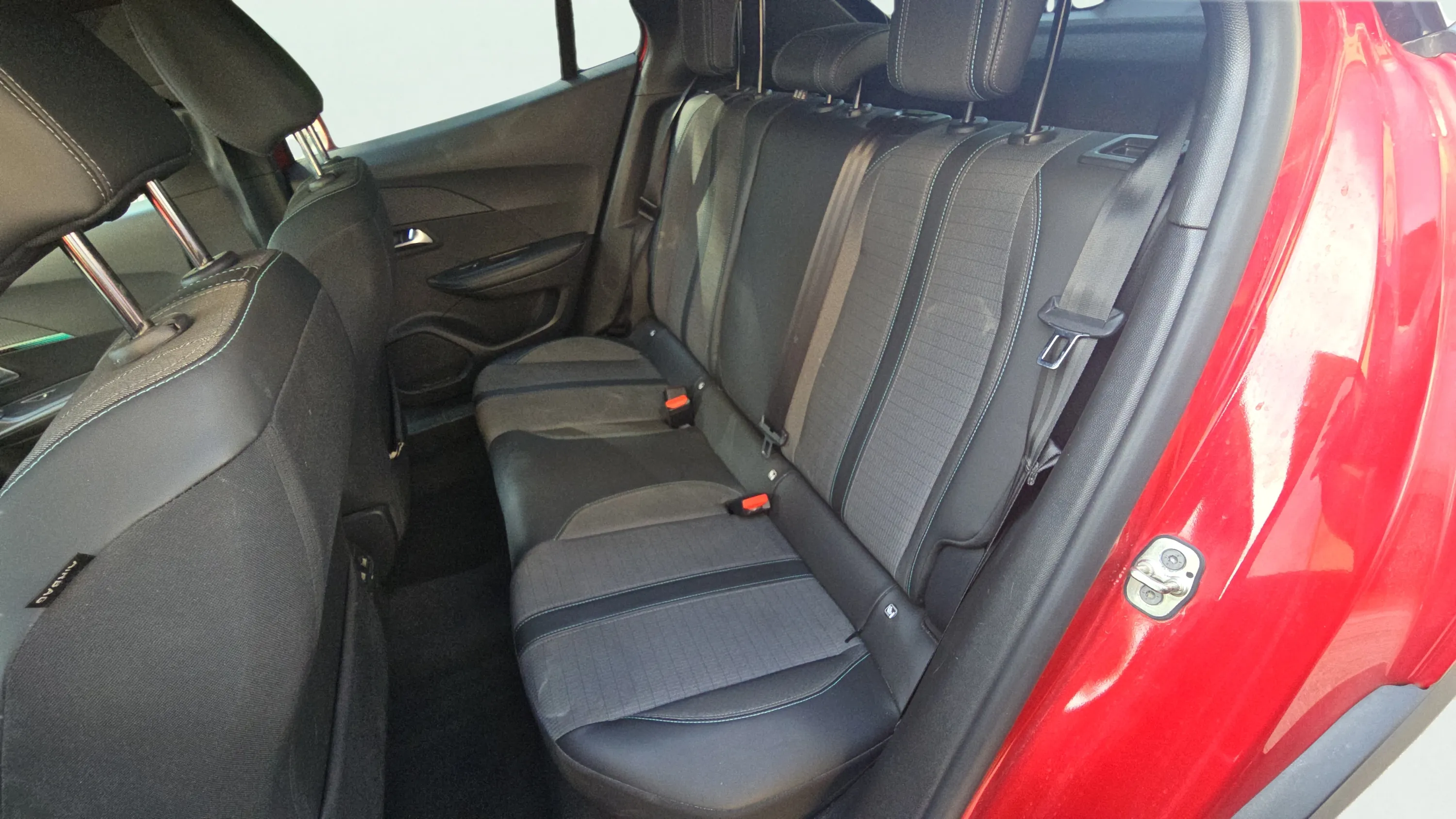 Peugeot 2008 Allure Pack PureTech 130 - foto 20