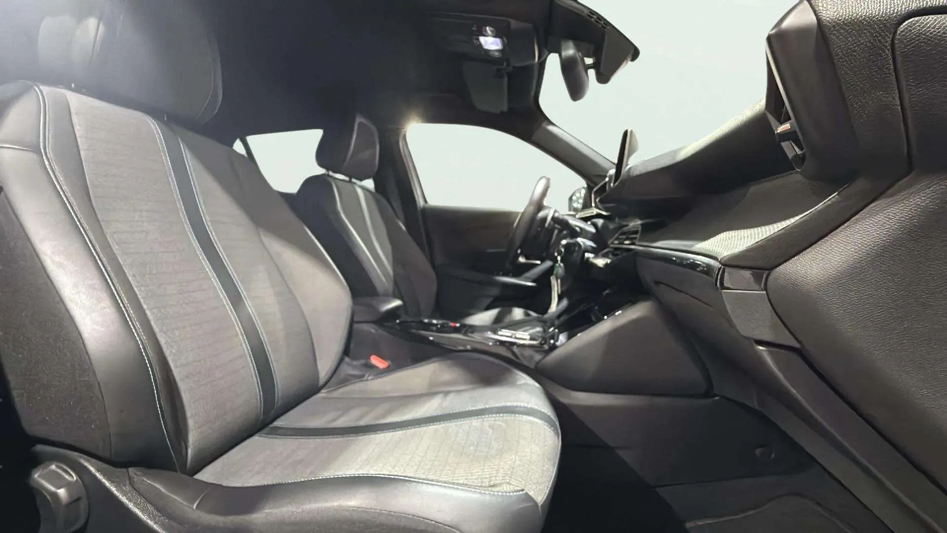Peugeot 2008 Allure Pack PureTech 130 EAT8 - foto 15