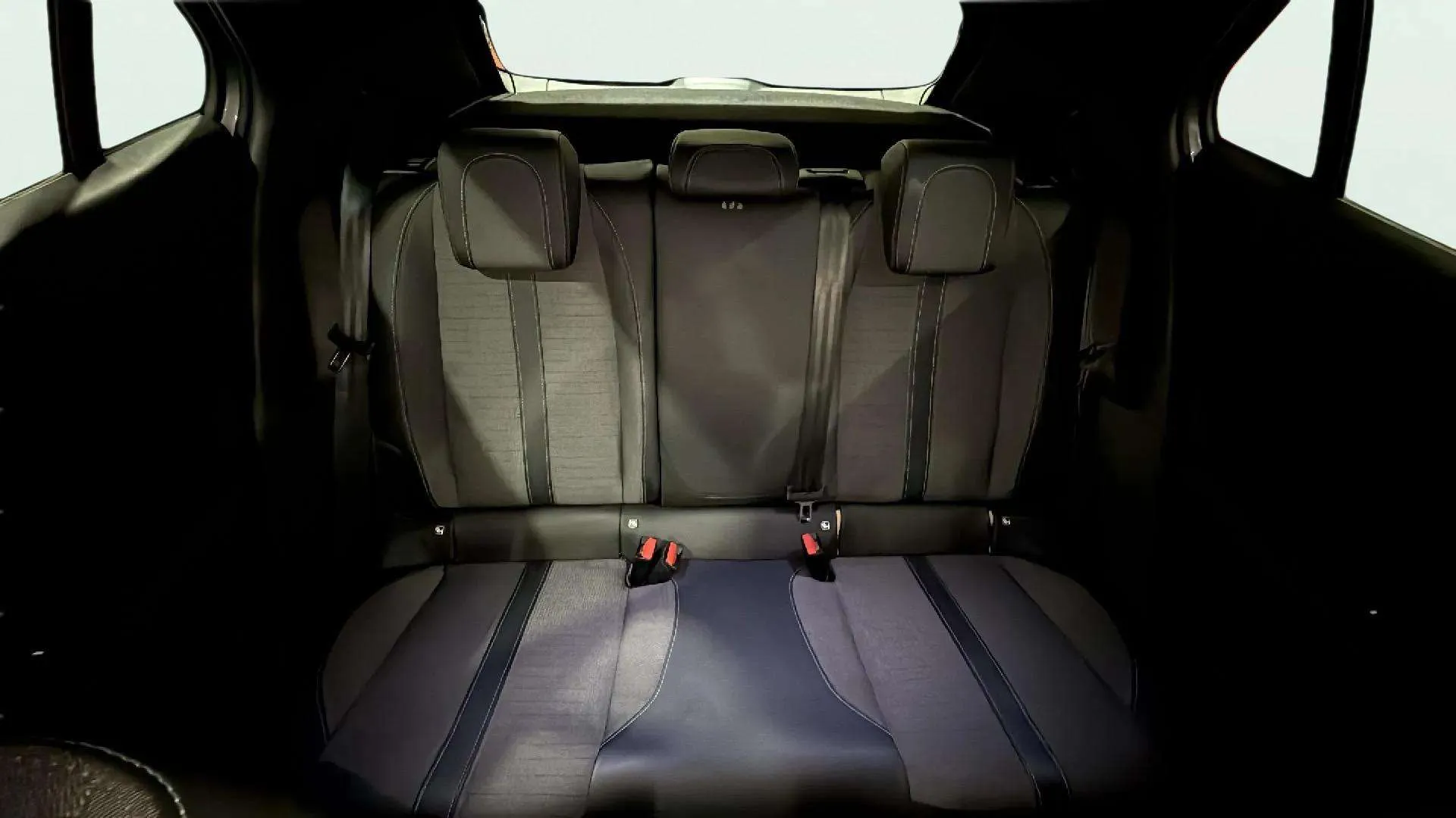 Peugeot 2008 Allure Pack PureTech 130 EAT8 - foto 16