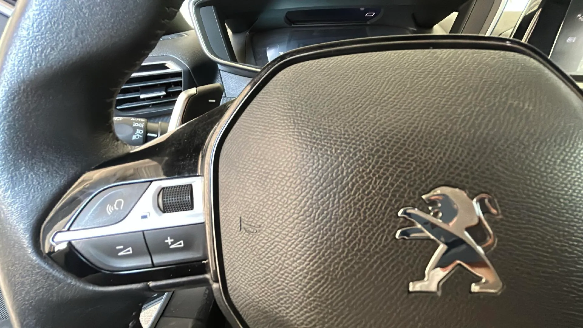 Peugeot 2008 Allure Pack PureTech 130 EAT8 - foto 11