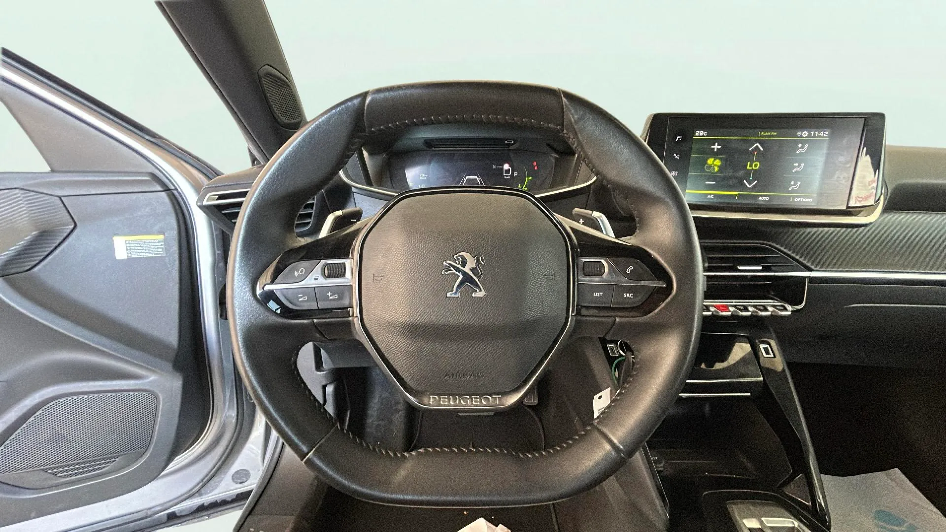 Peugeot 2008 Allure Pack PureTech 130 EAT8 - foto 17