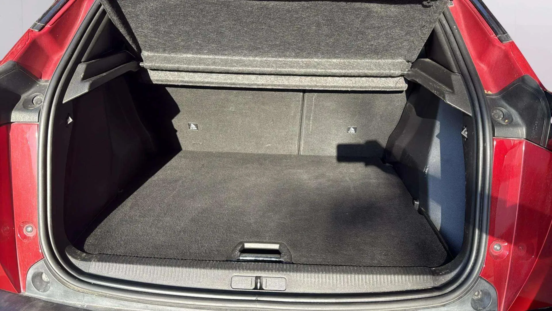 Peugeot 2008 Allure Pack PureTech 130 EAT8 - foto 4