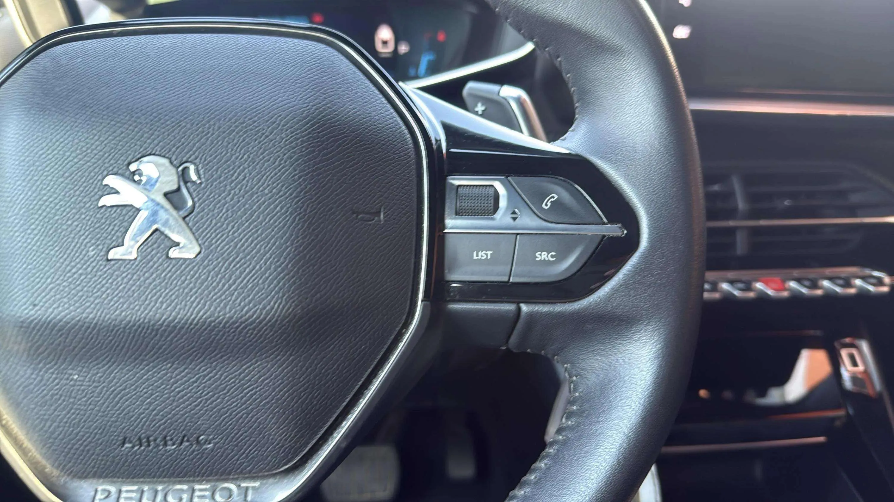 Peugeot 2008 Allure Pack PureTech 130 EAT8 - foto 17