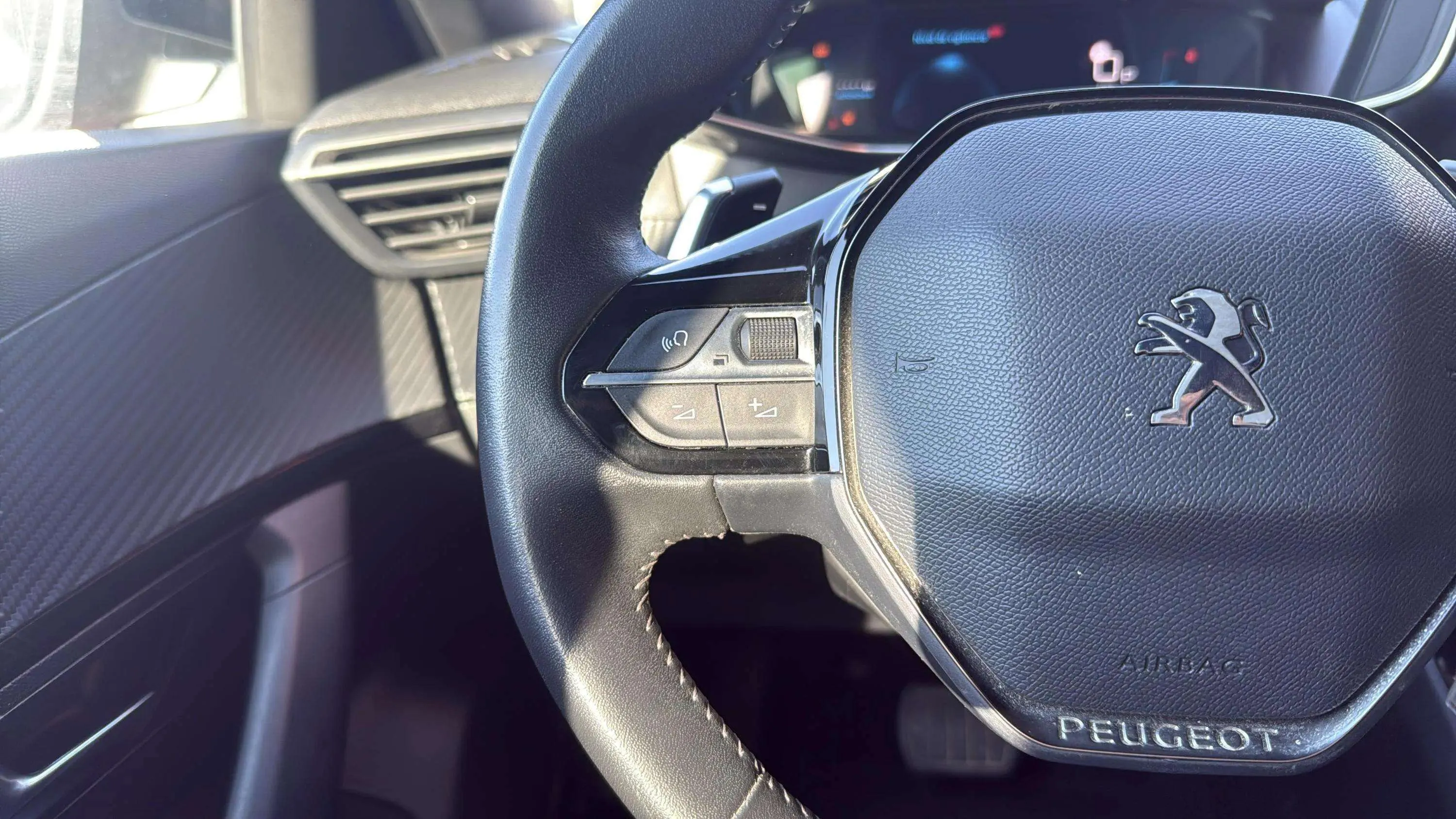 Peugeot 2008 Allure Pack PureTech 130 EAT8 - foto 16