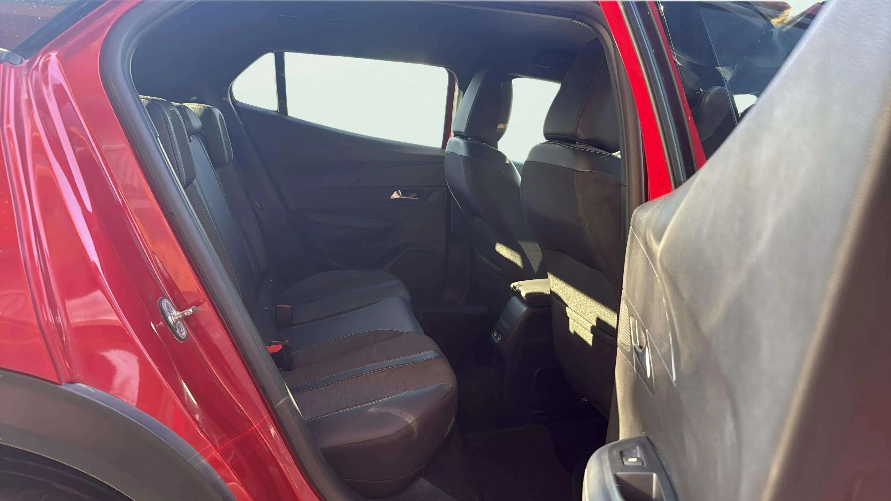 Peugeot 2008 Allure Pack PureTech 130 EAT8 - foto 11