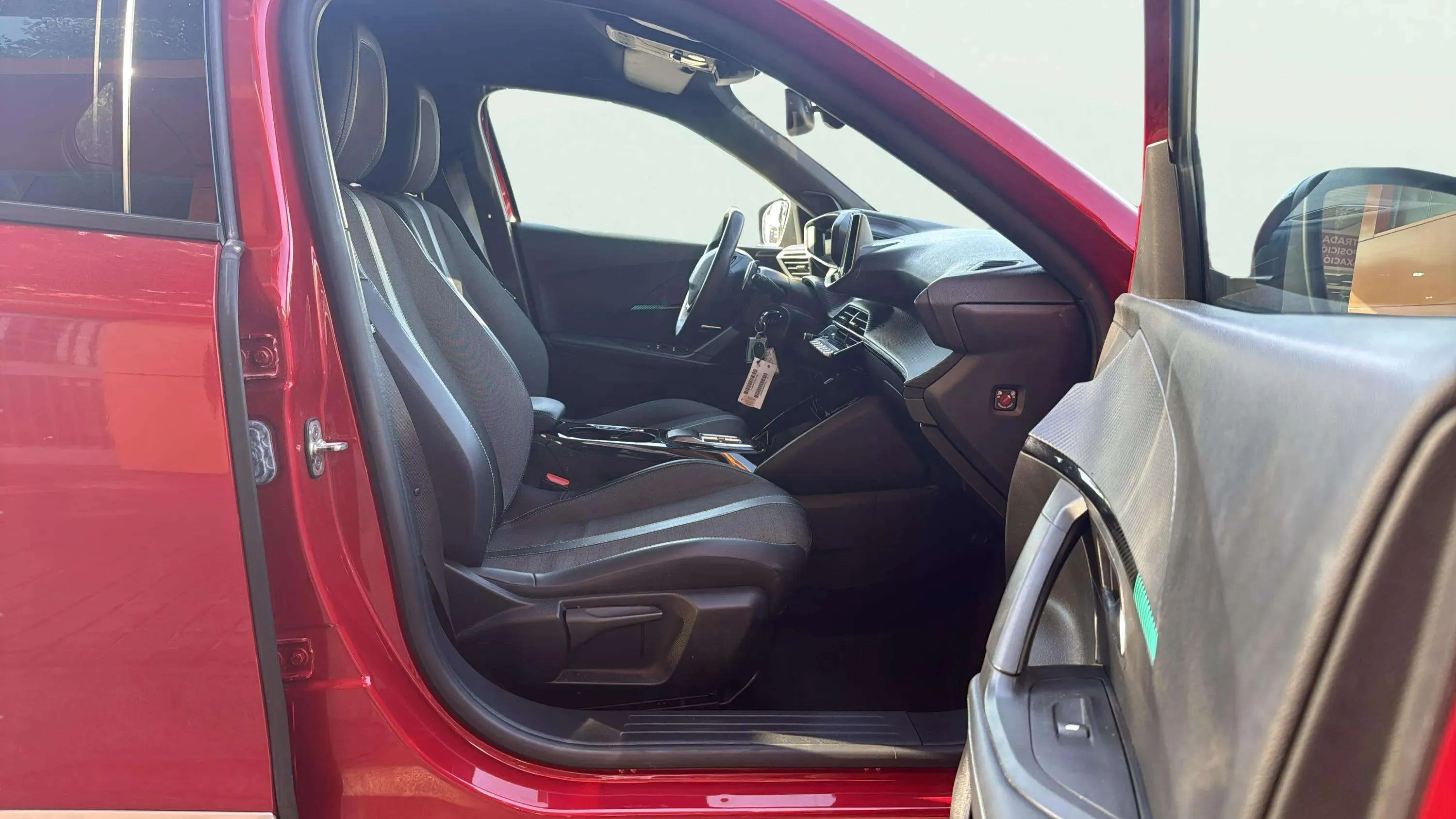 Peugeot 2008 Allure Pack PureTech 130 EAT8 - foto 10