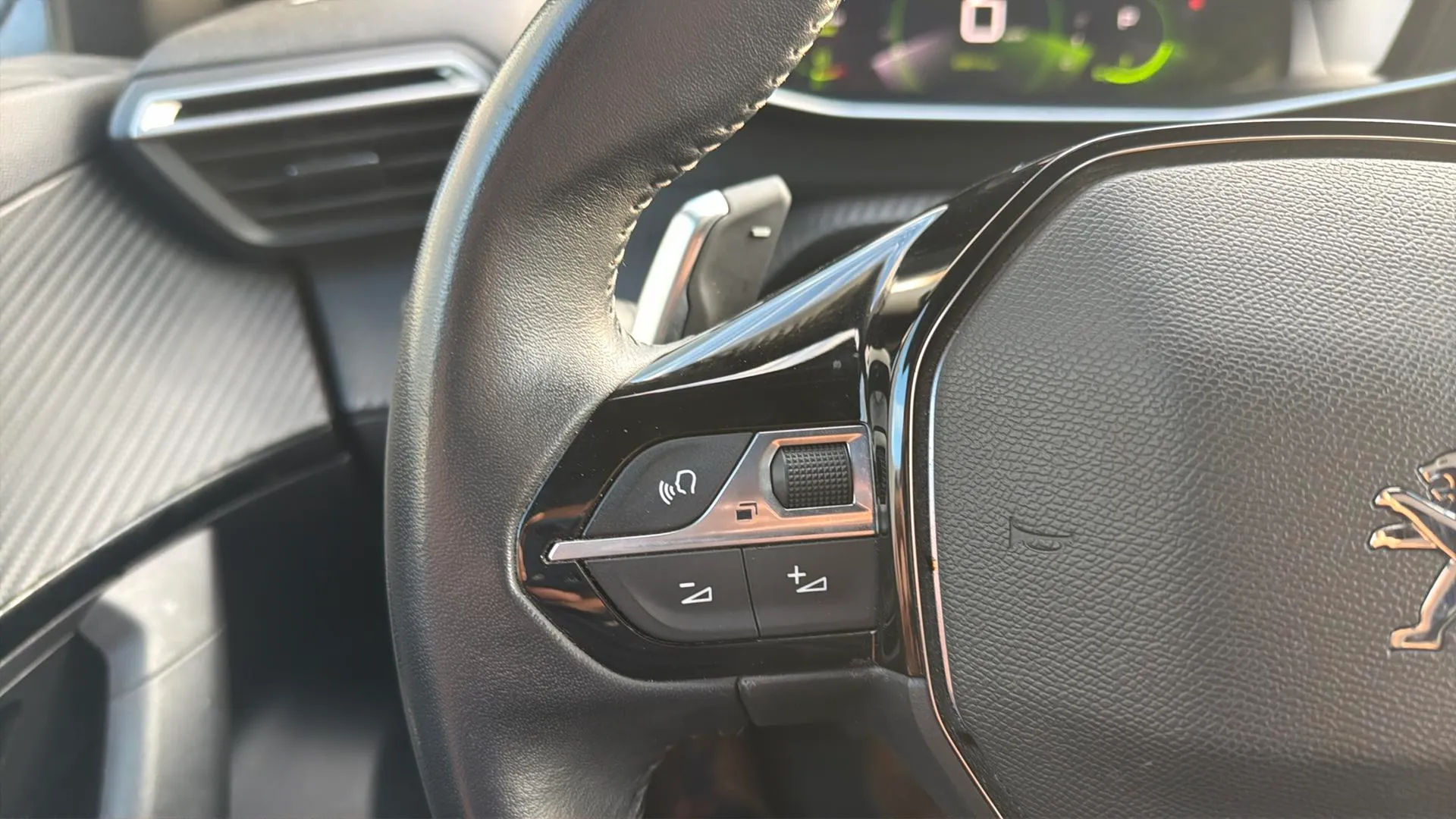 Peugeot 2008 Allure Pack PureTech 130 EAT8 - foto 15