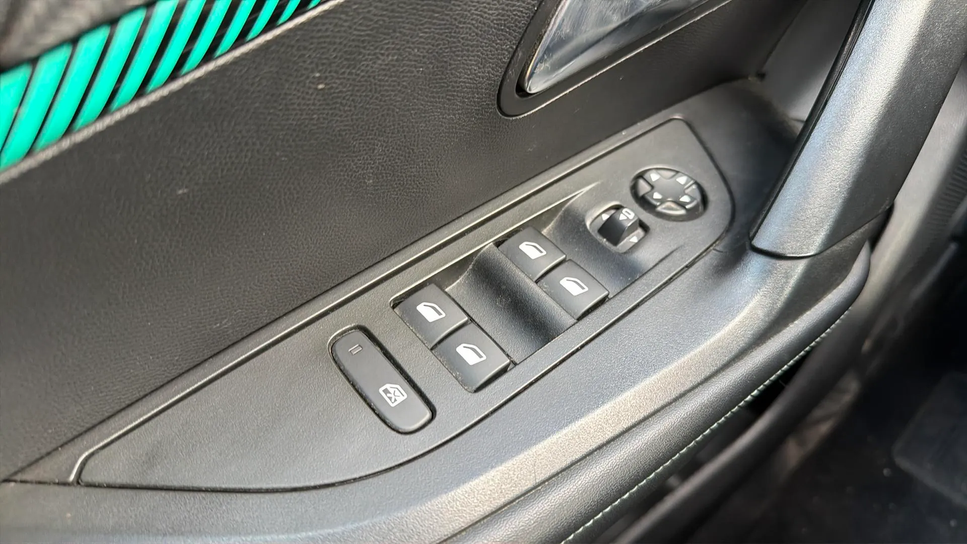 Peugeot 2008 Allure Pack PureTech 130 EAT8 - foto 18