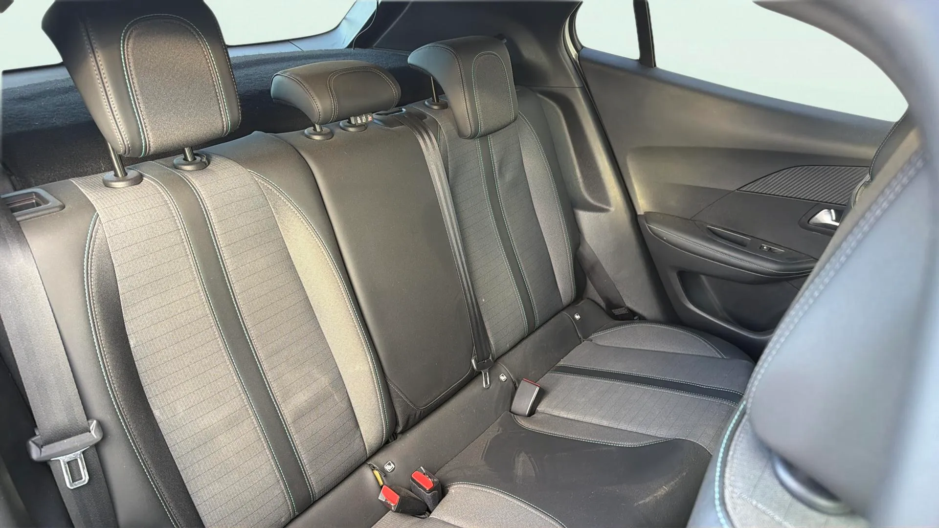 Peugeot 2008 Allure Pack PureTech 130 EAT8 - foto 10