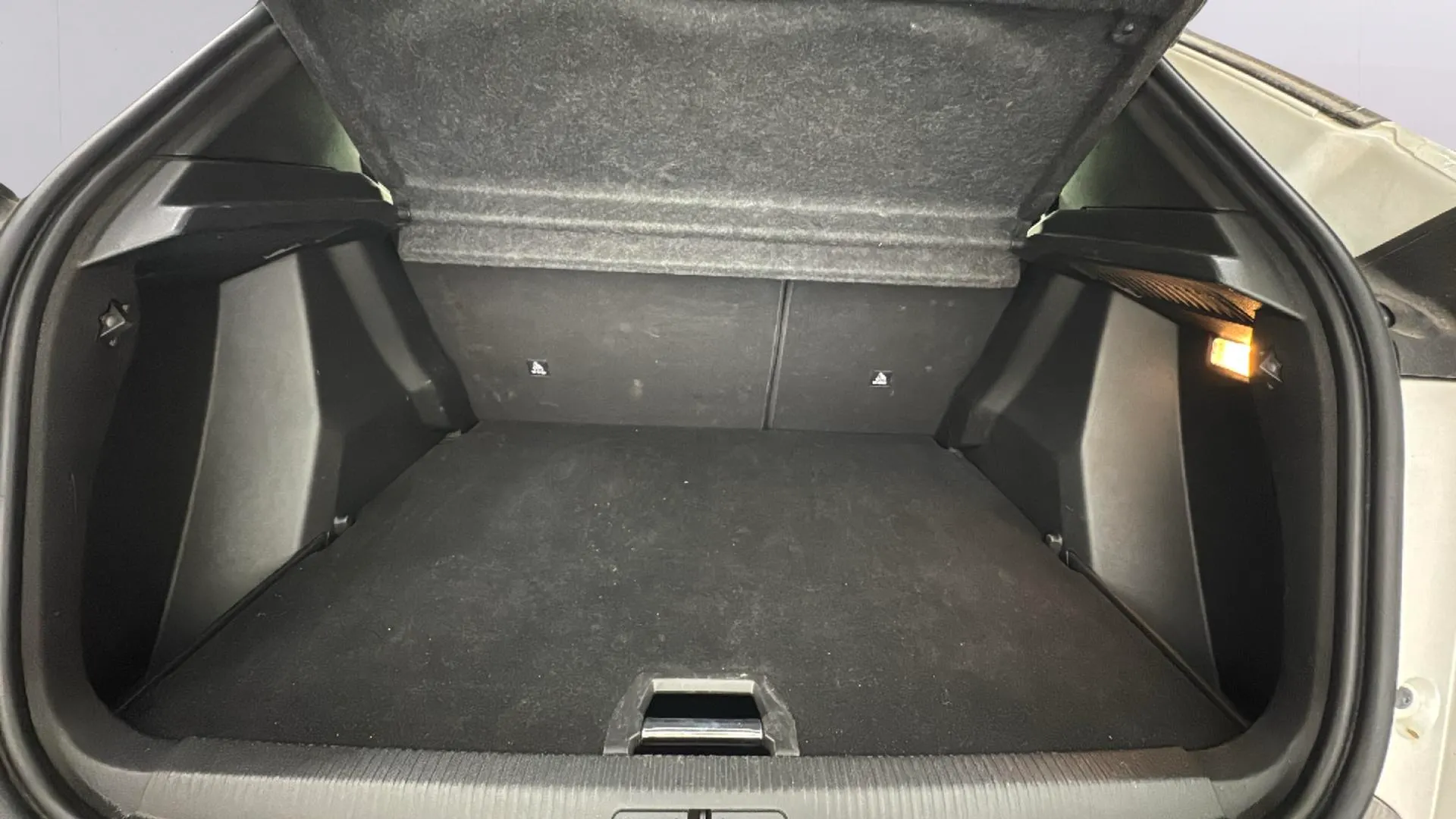 Peugeot 2008 Allure Pack PureTech 130 EAT8 - foto 17