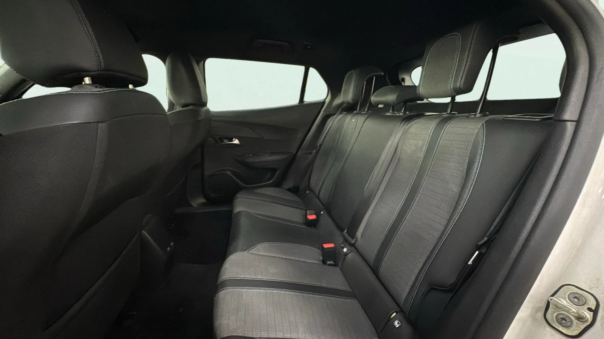 Peugeot 2008 Allure Pack PureTech 130 EAT8 - foto 12